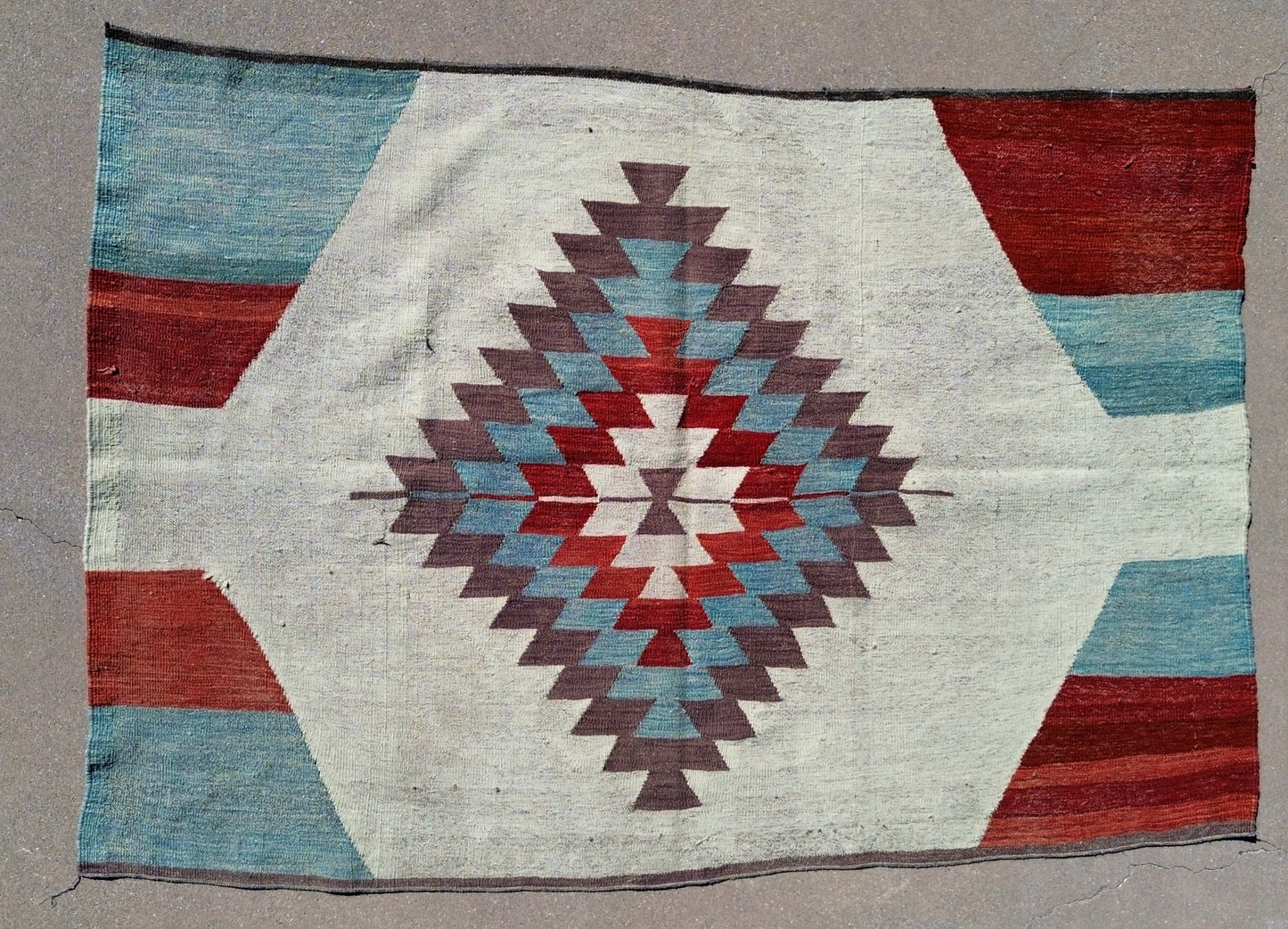 AORug#985 size. 4.4x4.10