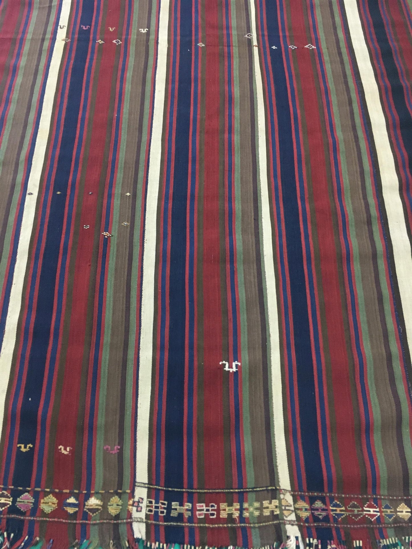 AORug#2715 size. 4' 09" x 8' 06"