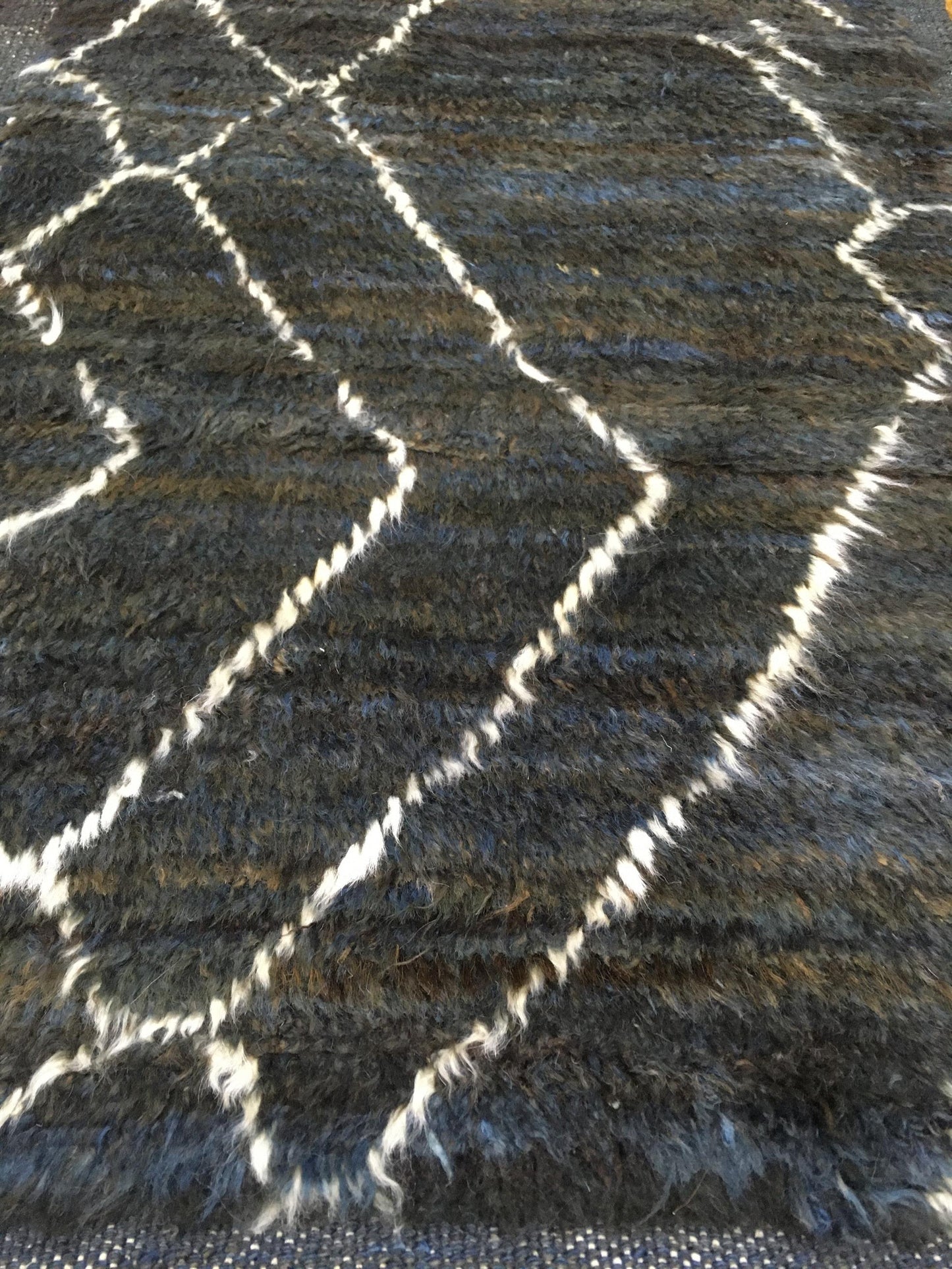AORug#13009 size. 2' 01" x 3' 02"