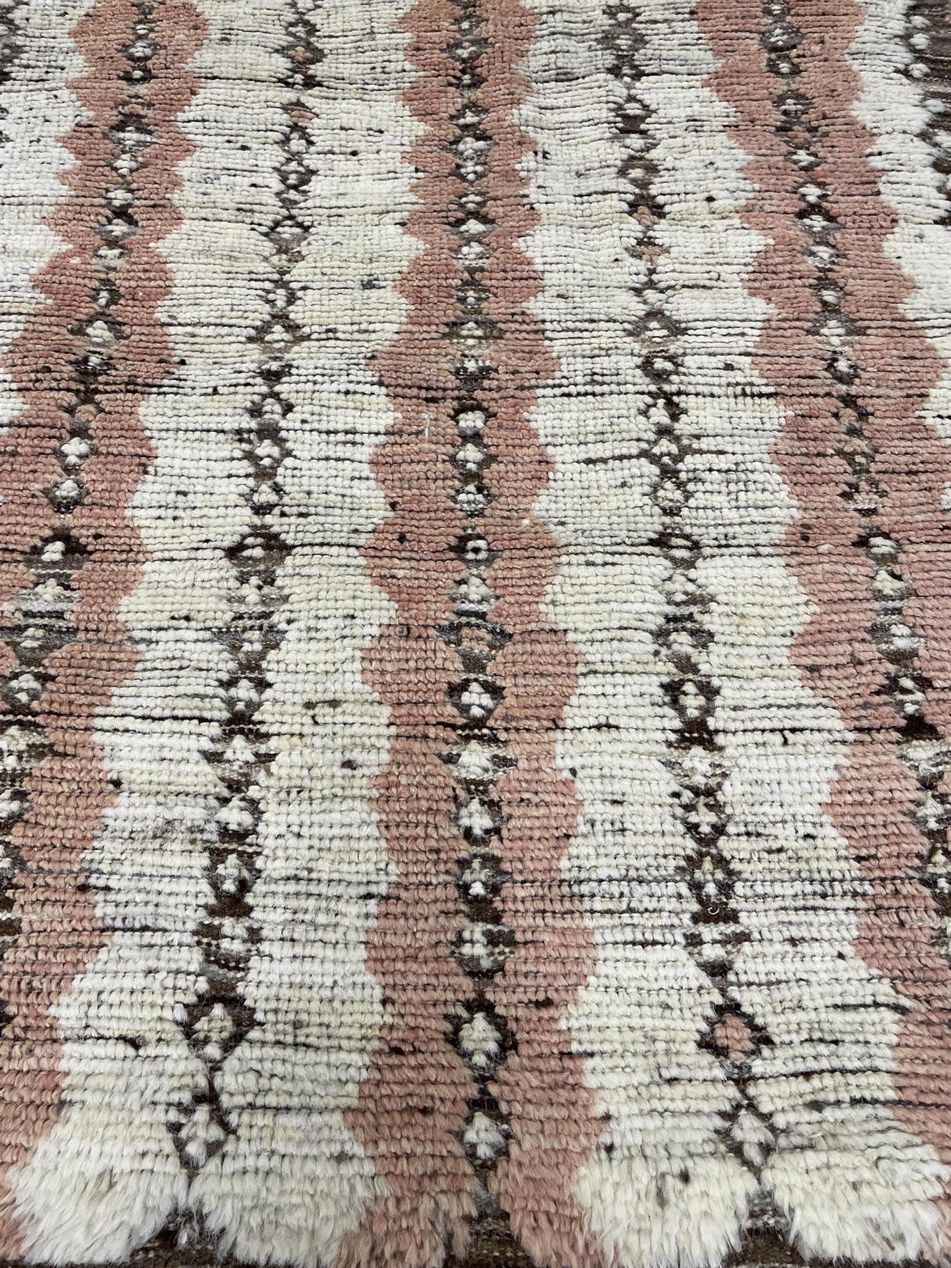 AORug#14347 size. 3' 0" x 4' 6"