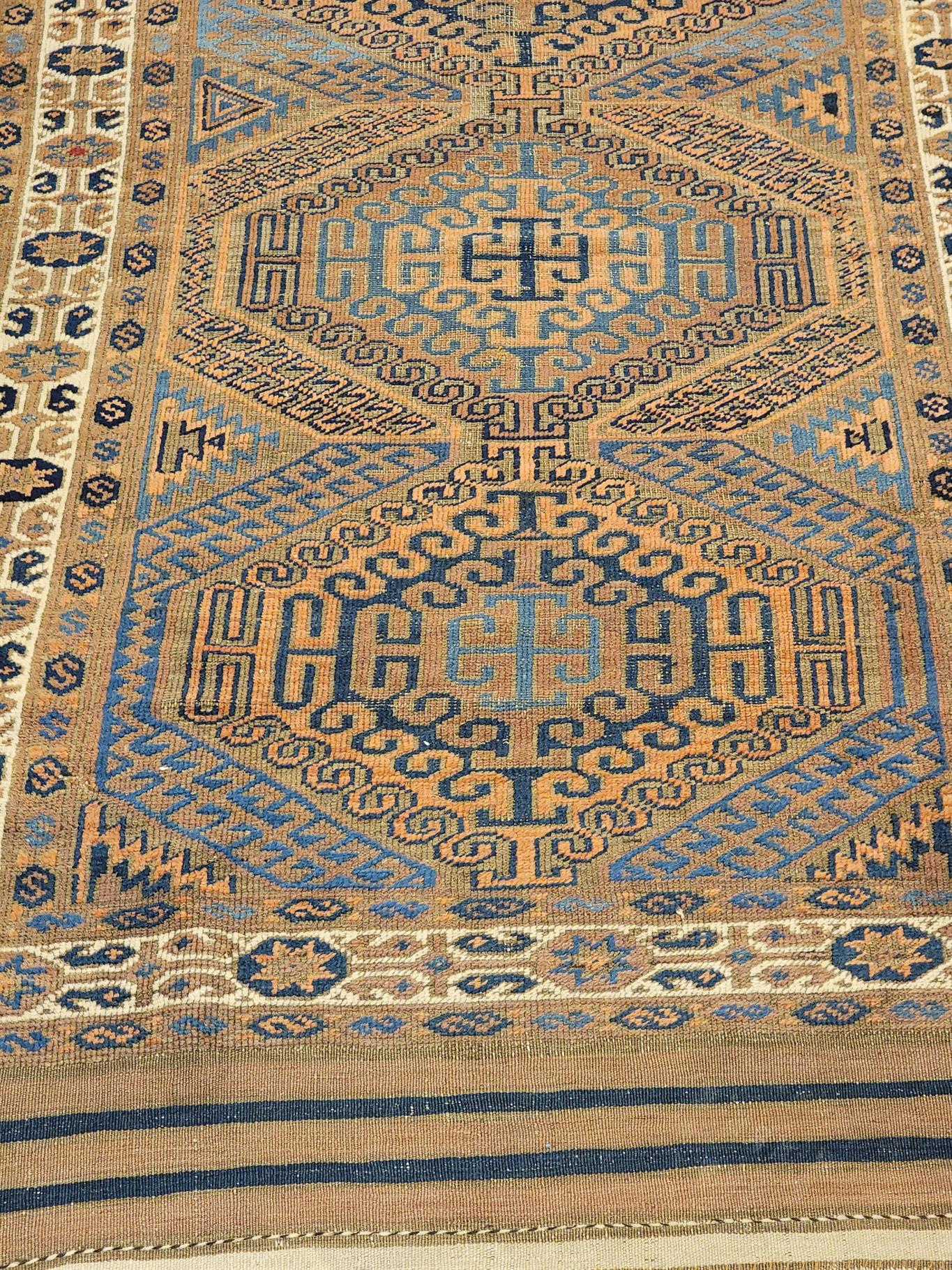 AORug#8295 size. 3' 00" x 6' 00"