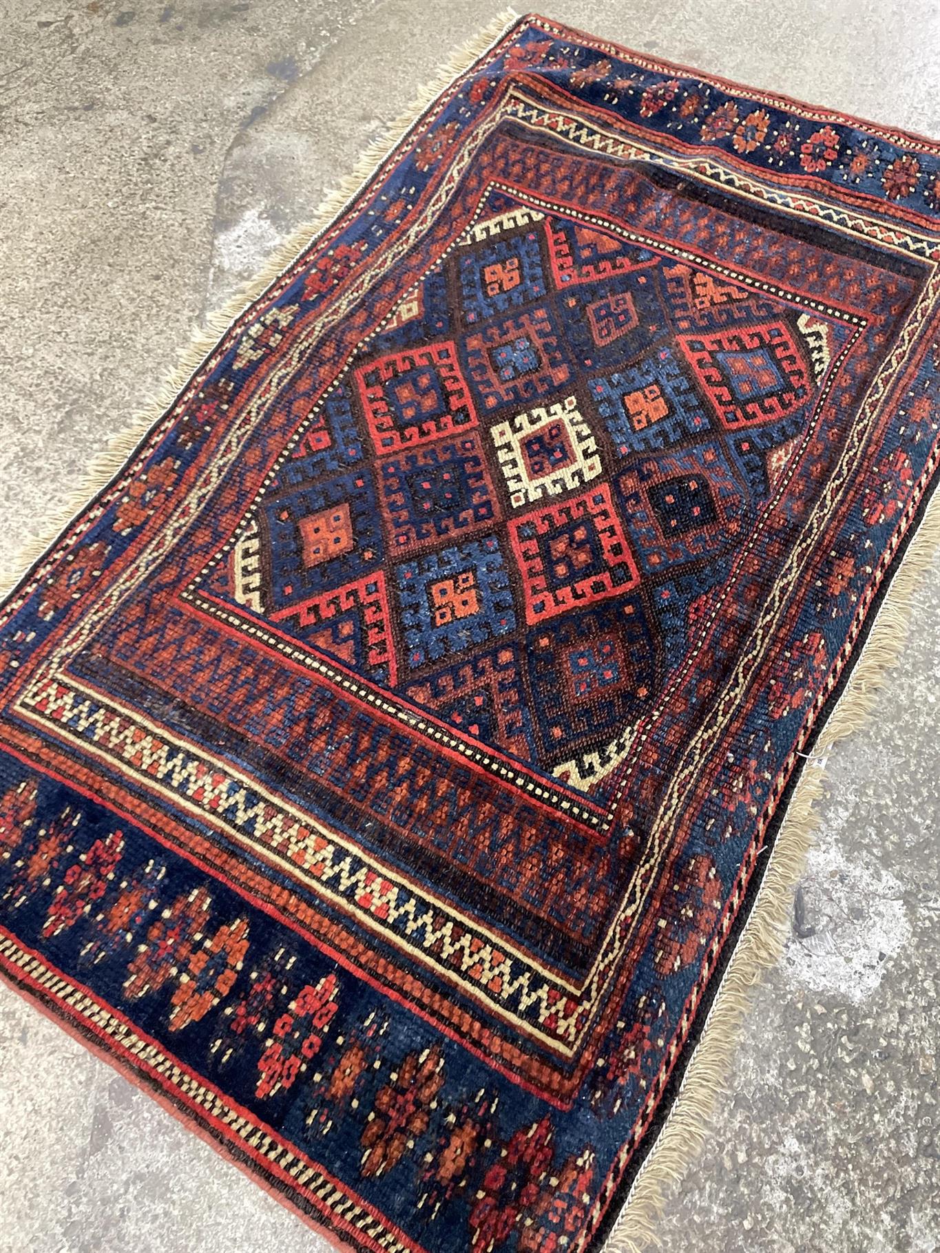 AORug#8218 size. 2' 10" x 3' 07"