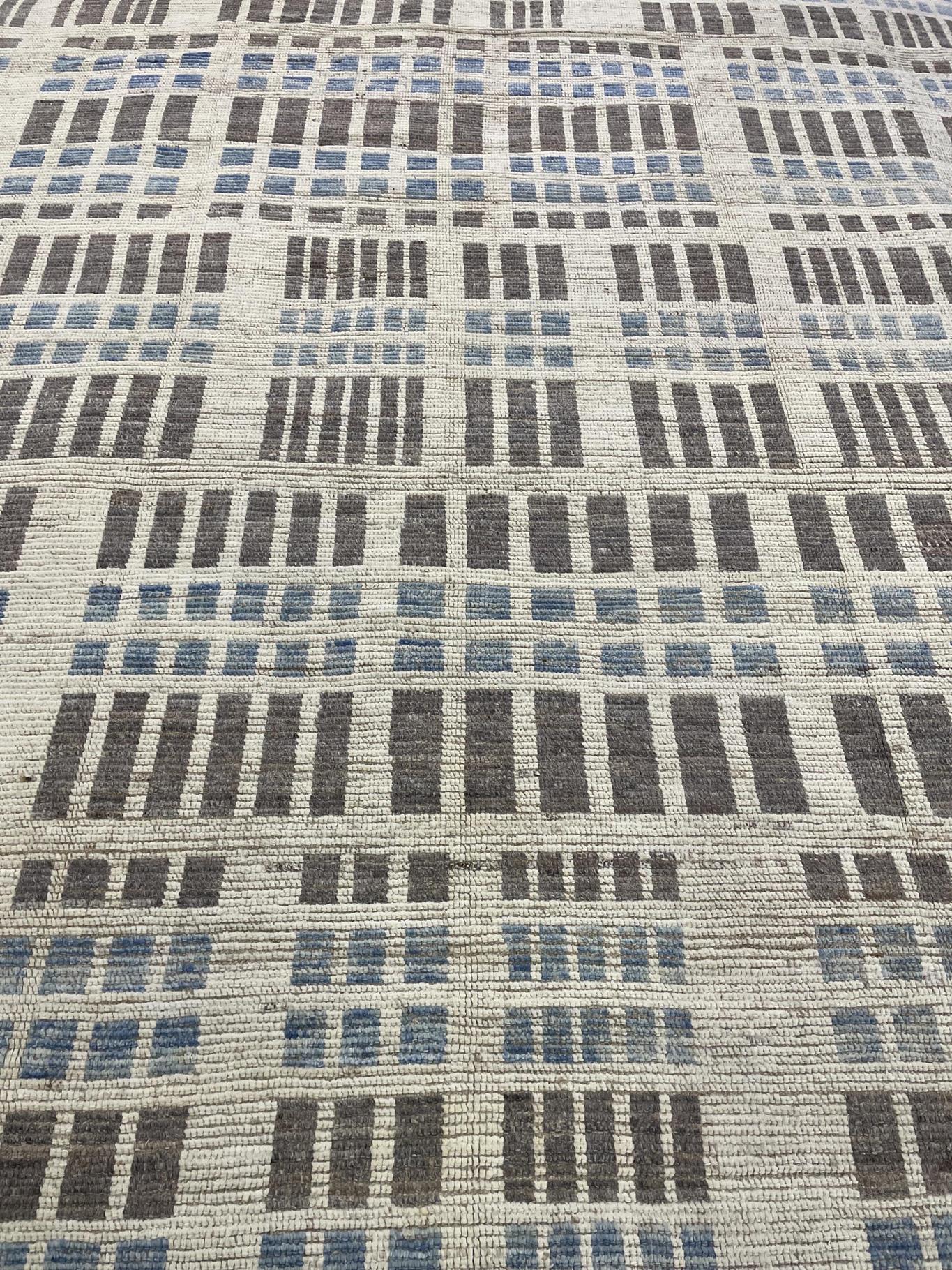 AORug#16471 size. 10' 02" x 13' 03"