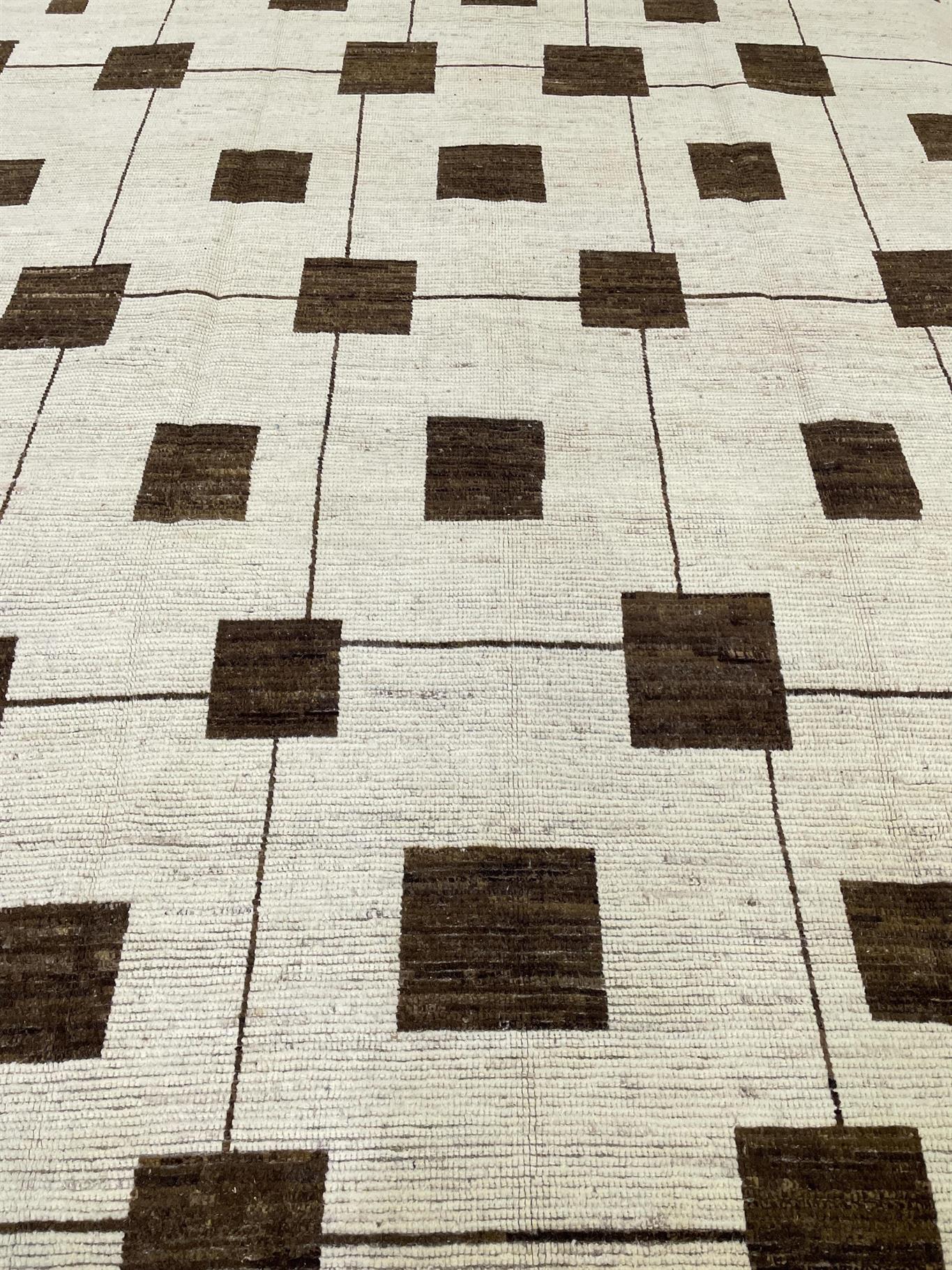 AORug#16402 size. 9' 04" x 13' 02"