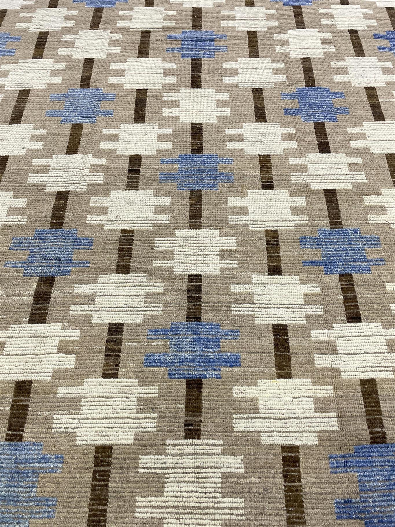 AORug#16378 size. 9' 01" x 11' 05"