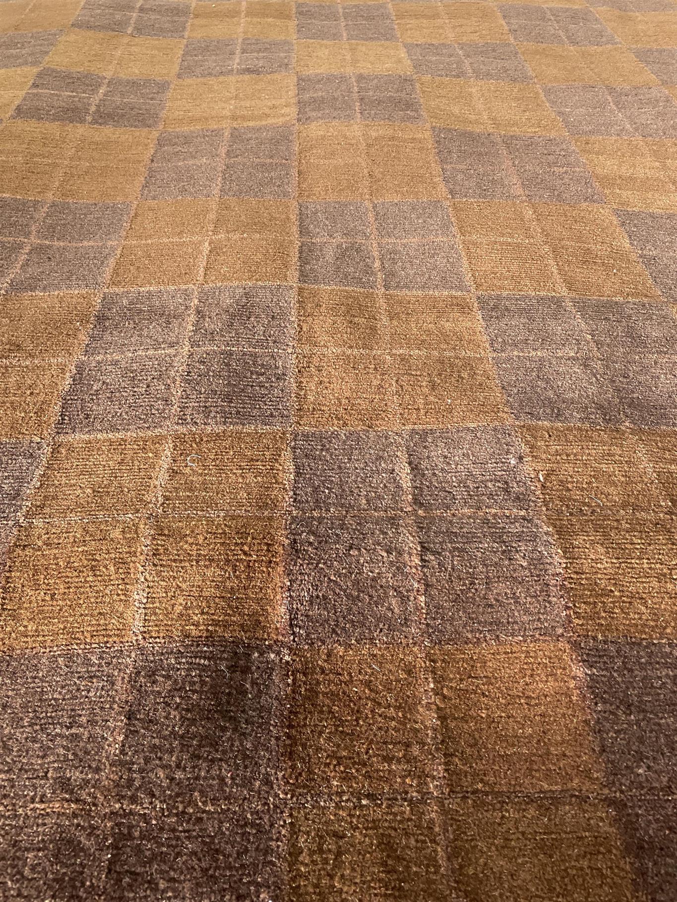AORug#15442 size. 6' 08" x 6' 07"