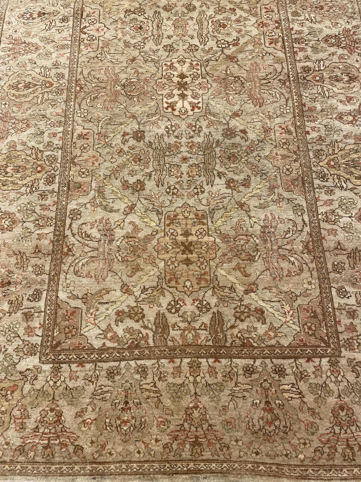 AORug#1016 size.4' 00" x 5' 08"