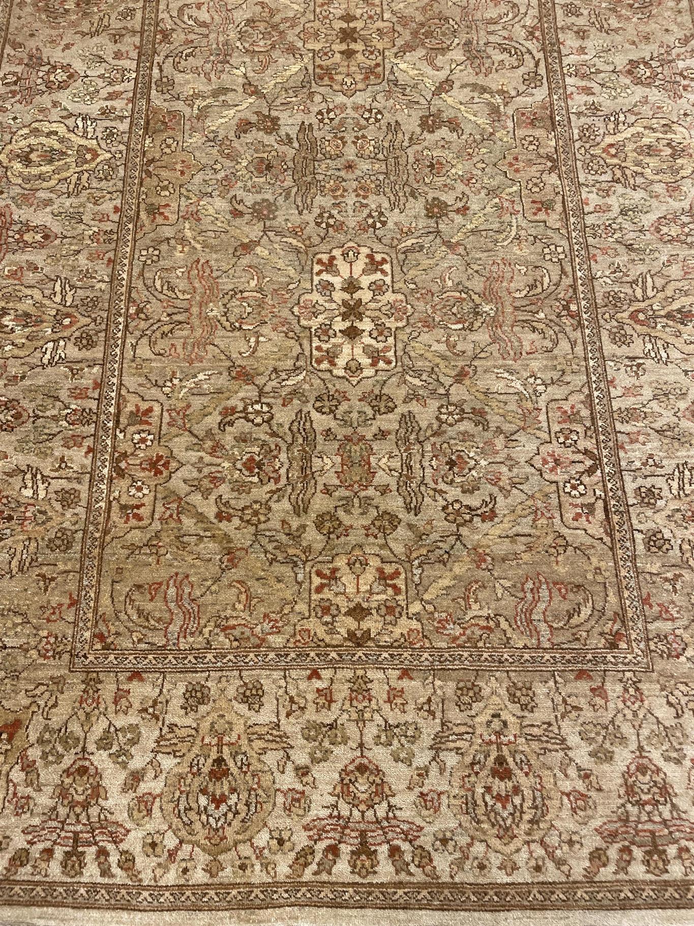 AORug#1016 size.4' 00" x 5' 08"