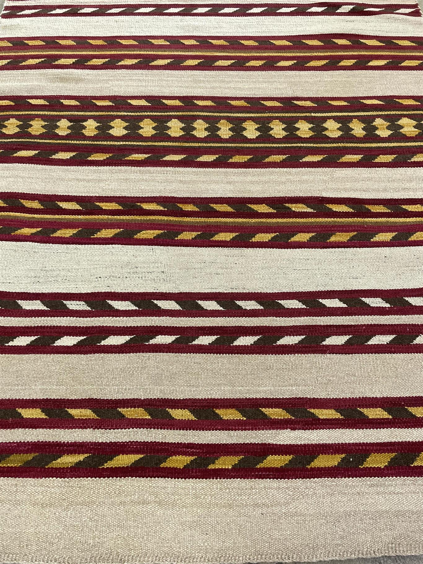 AORug#16574 size. 5'0" X 8'0"