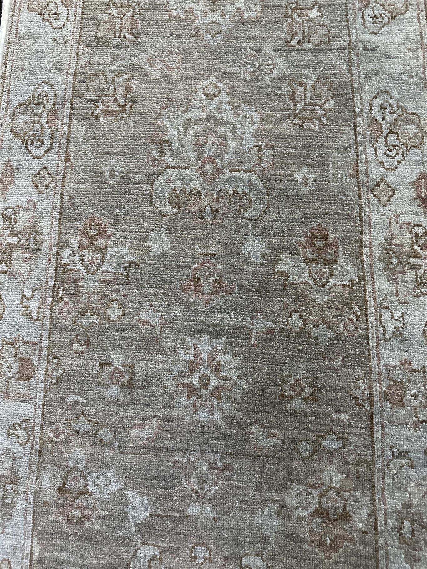 AORug#816 size.2' 05" x 10' 02"