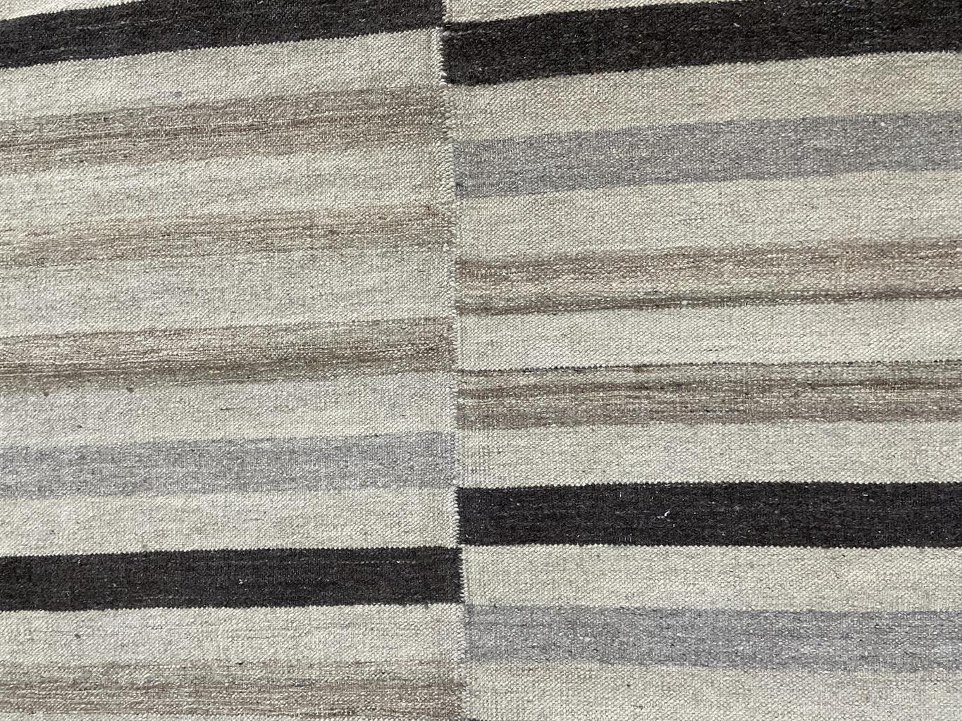 AORug#17990 size. 9' 09" x 12' 03"