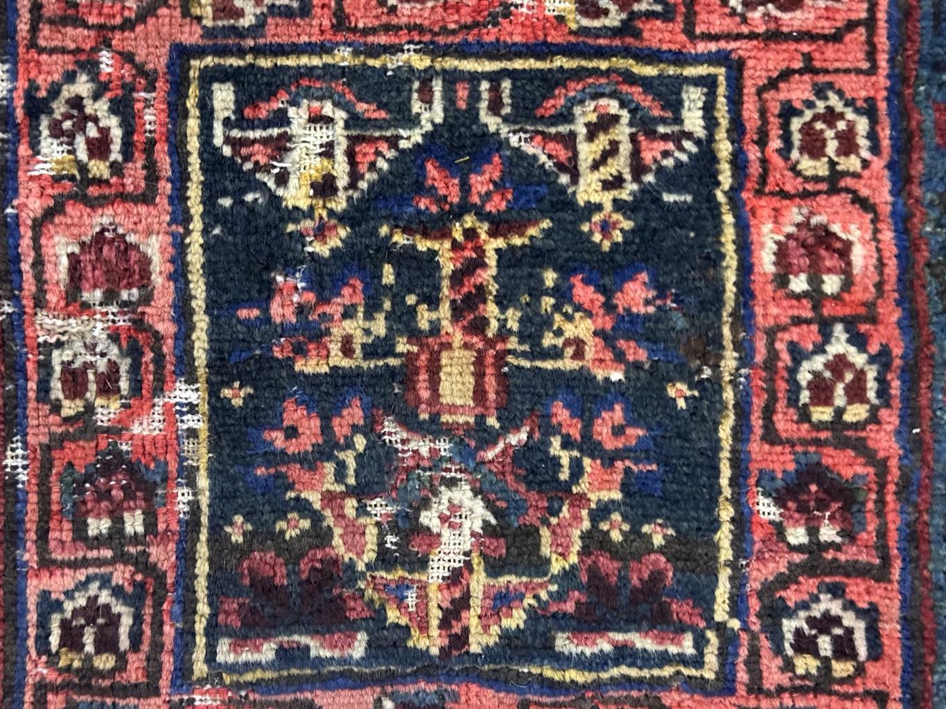 AORug#18687 size. 1' 00" x 1' 00"