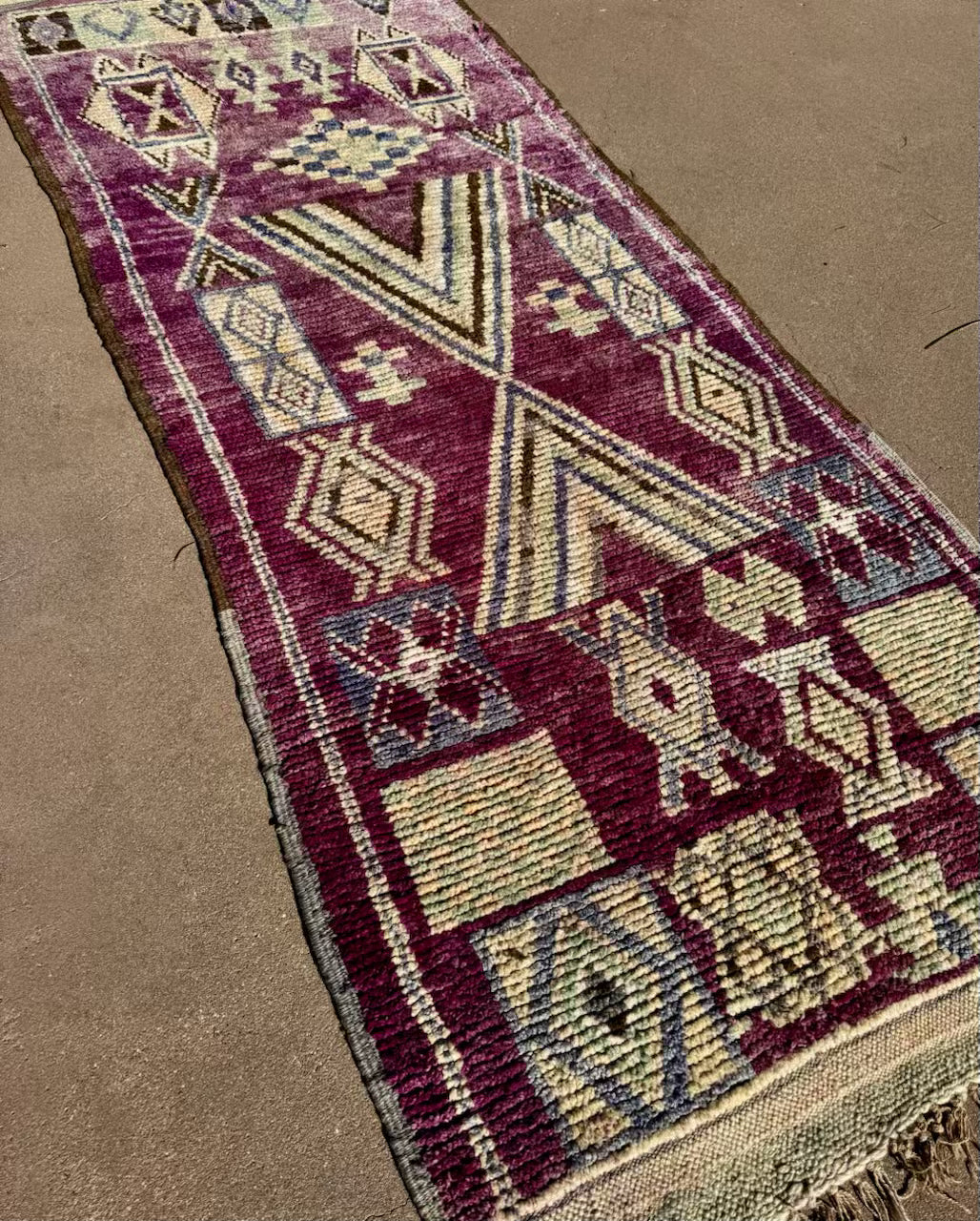 AORug#1803 size.3.9x9.3