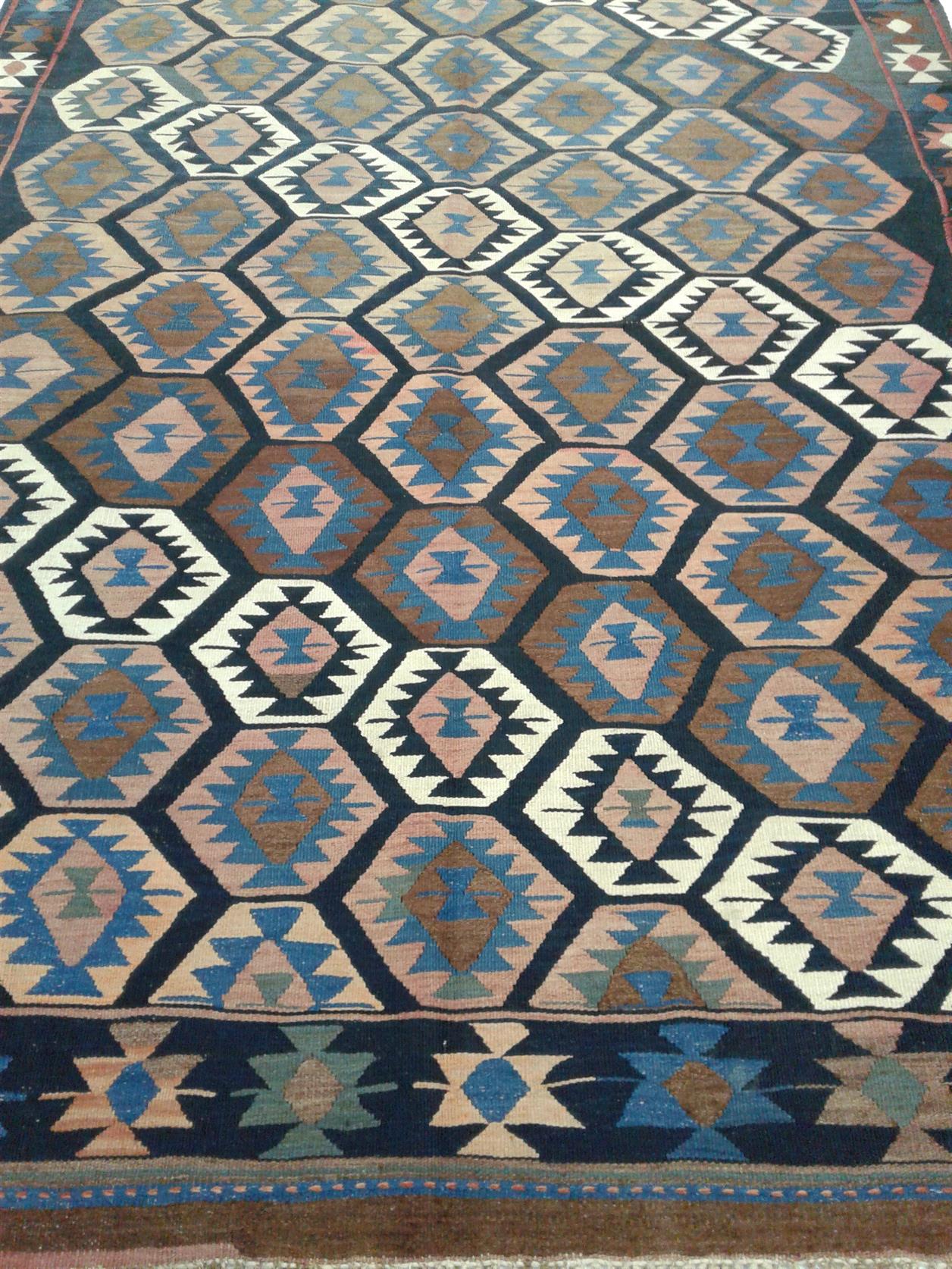 AORug#7913 size. 5' 06" x 11' 06"