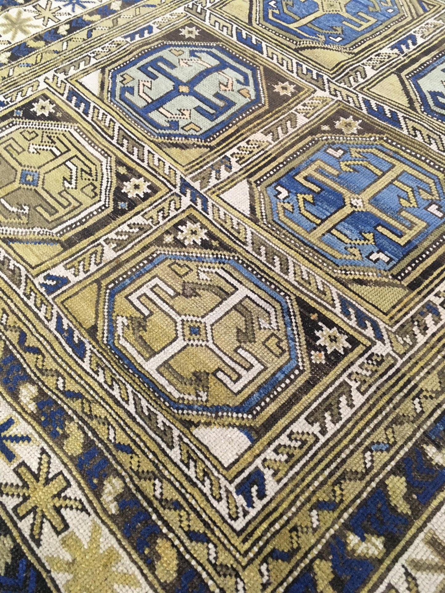AORug#3156 size. 3' 11" x 5' 00"