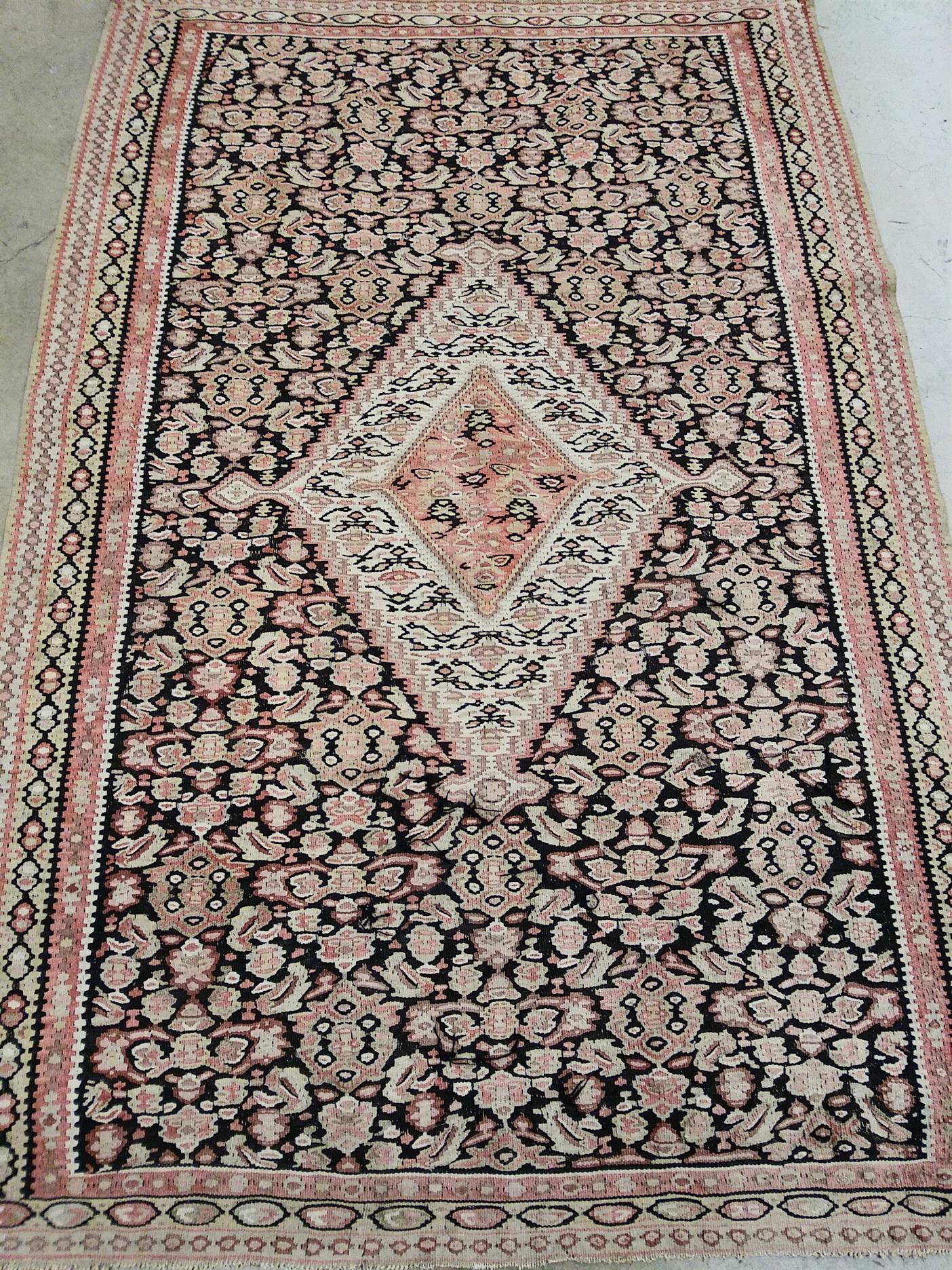 AORug#13217 size. 4' 00" x 6' 01"