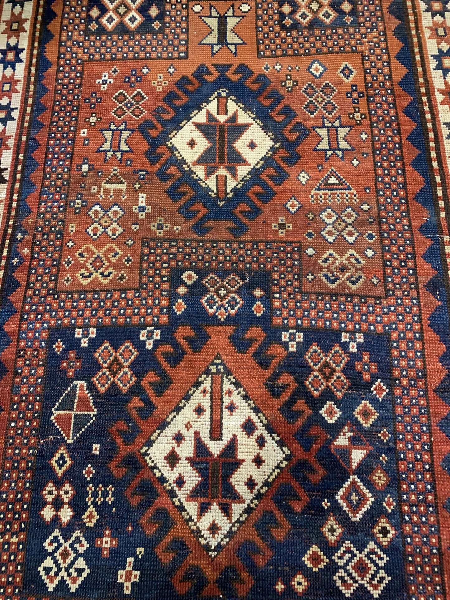 AORug#4102 size. 3' 03" x 5' 08"