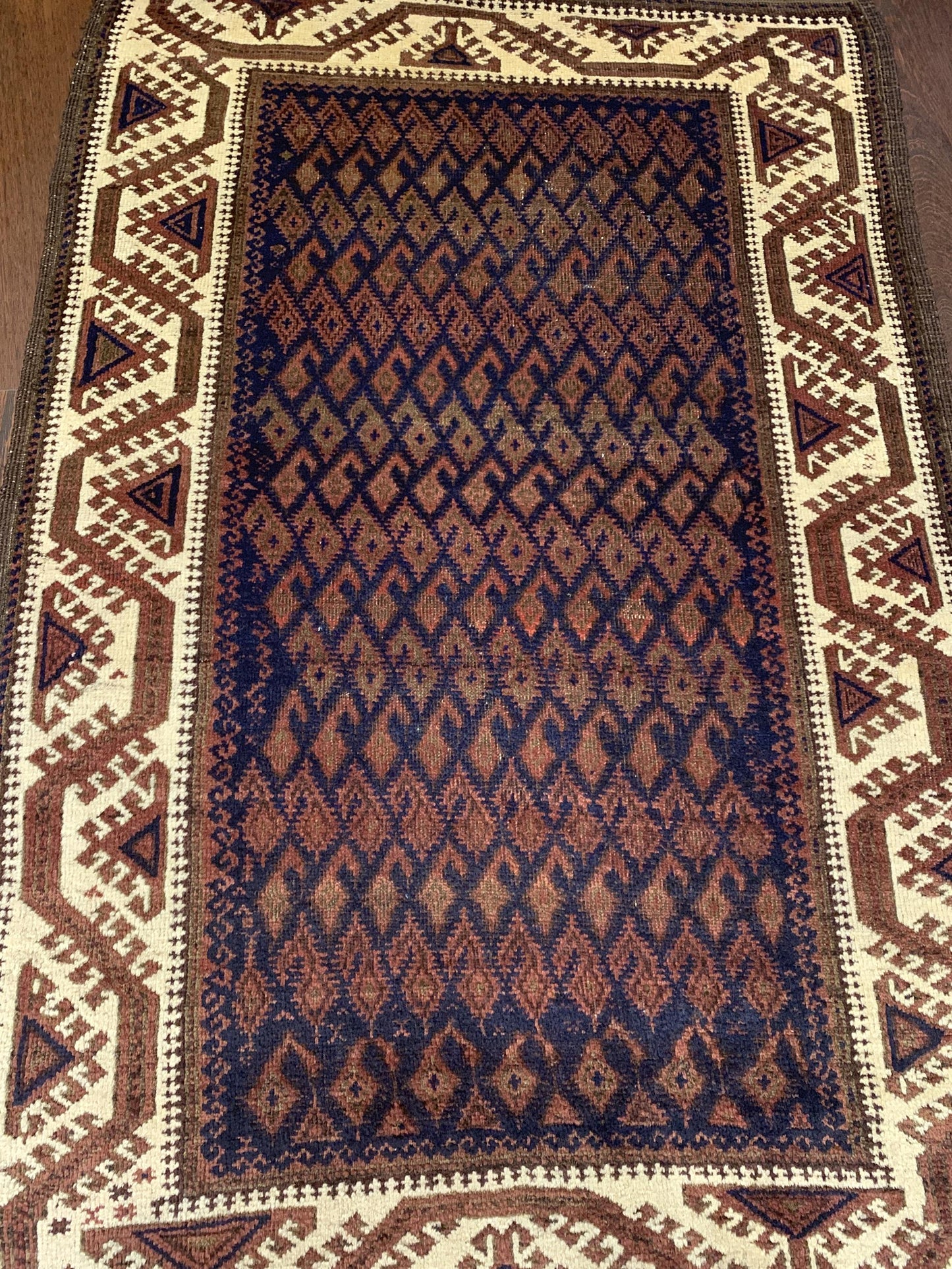 AORug#4079 size. 3' 02" x 5' 03"