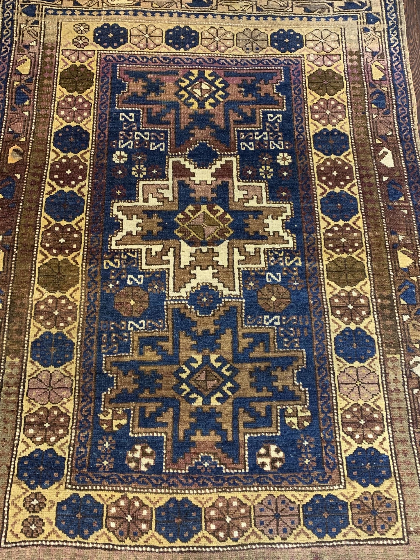 AORug#3889 size. 3' 05" x 5' 00"
