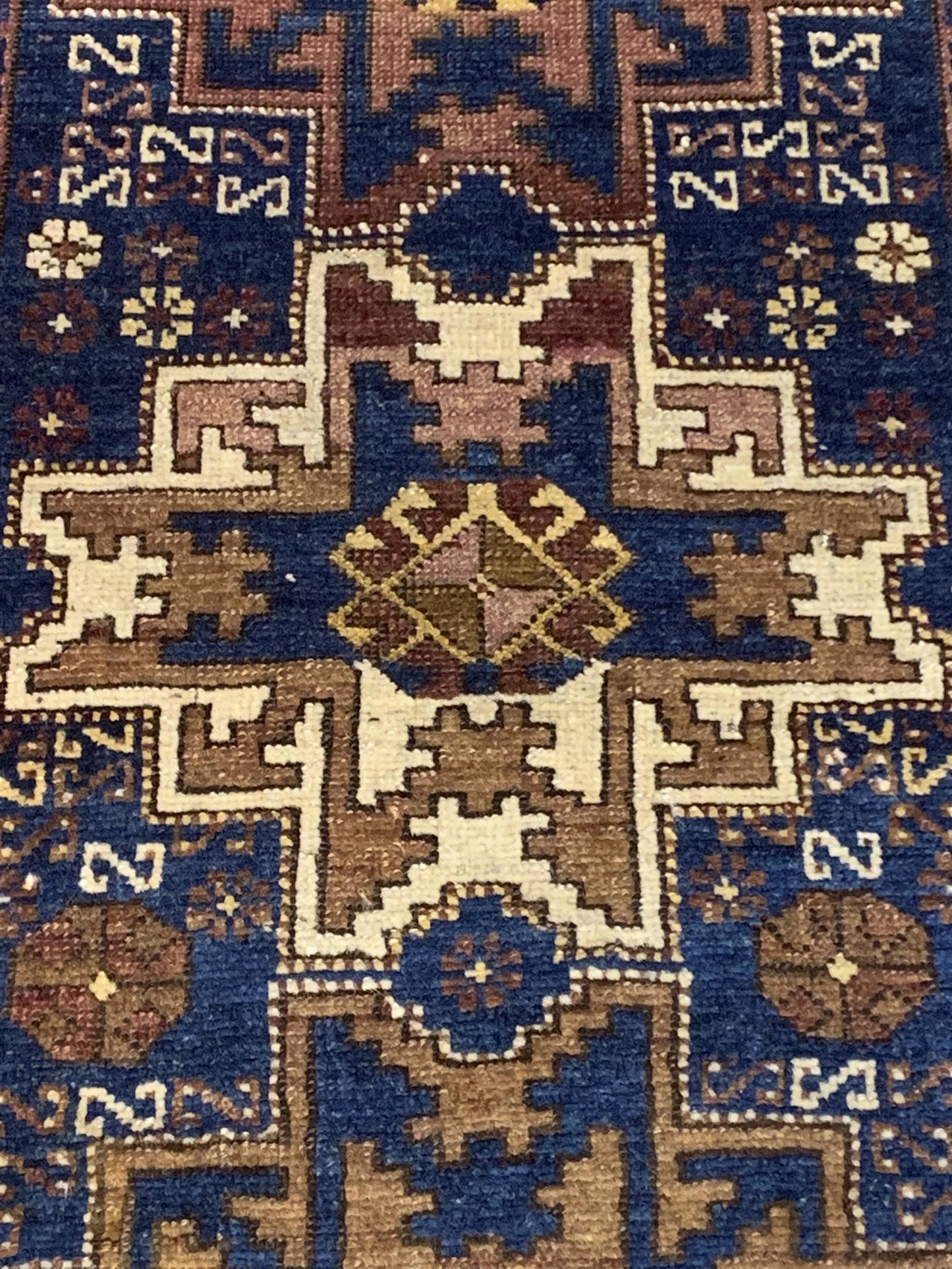 AORug#3889 size. 3' 05" x 5' 00"