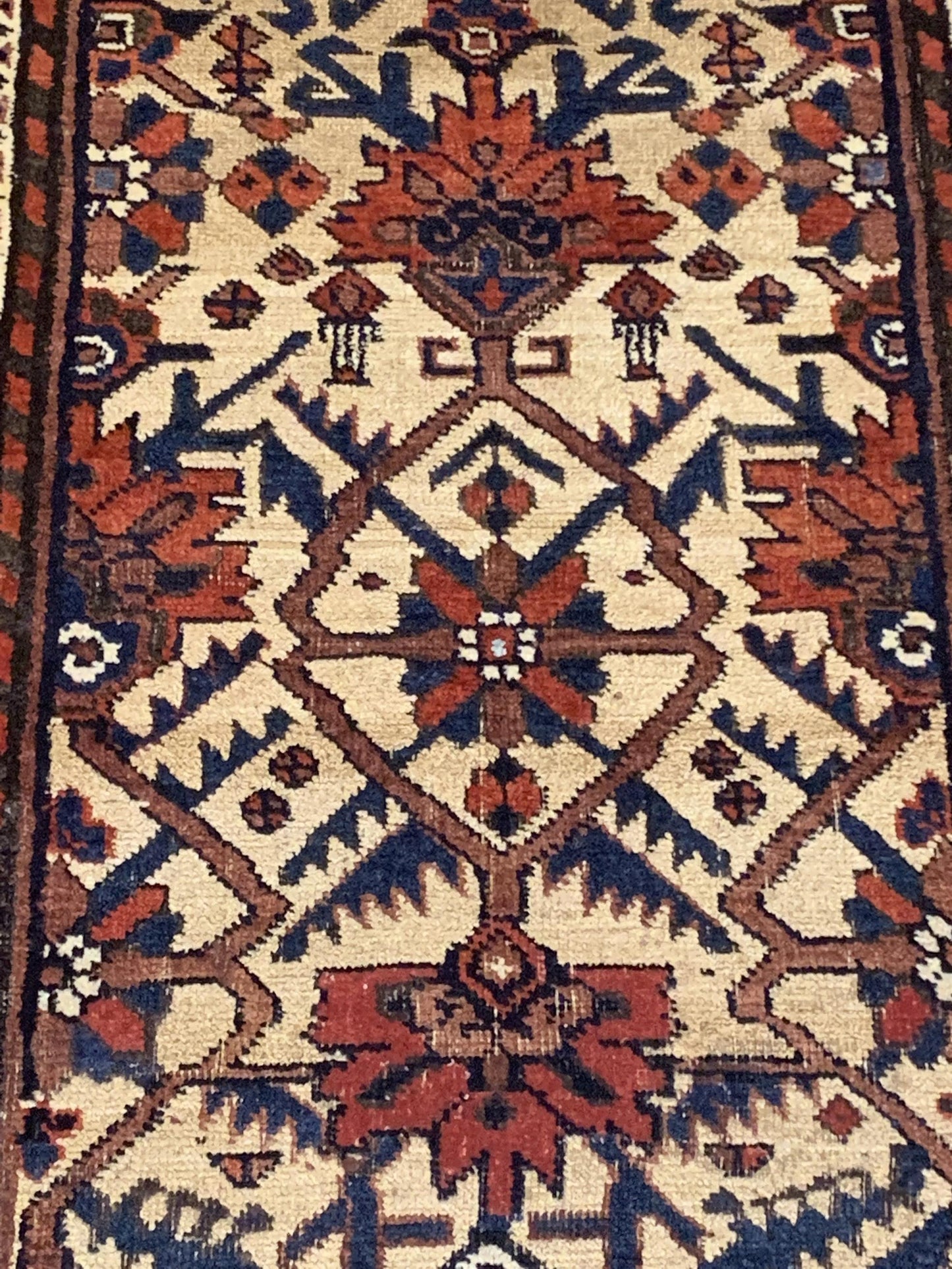 AORug#4066 size. 3' 04" x 5' 01"