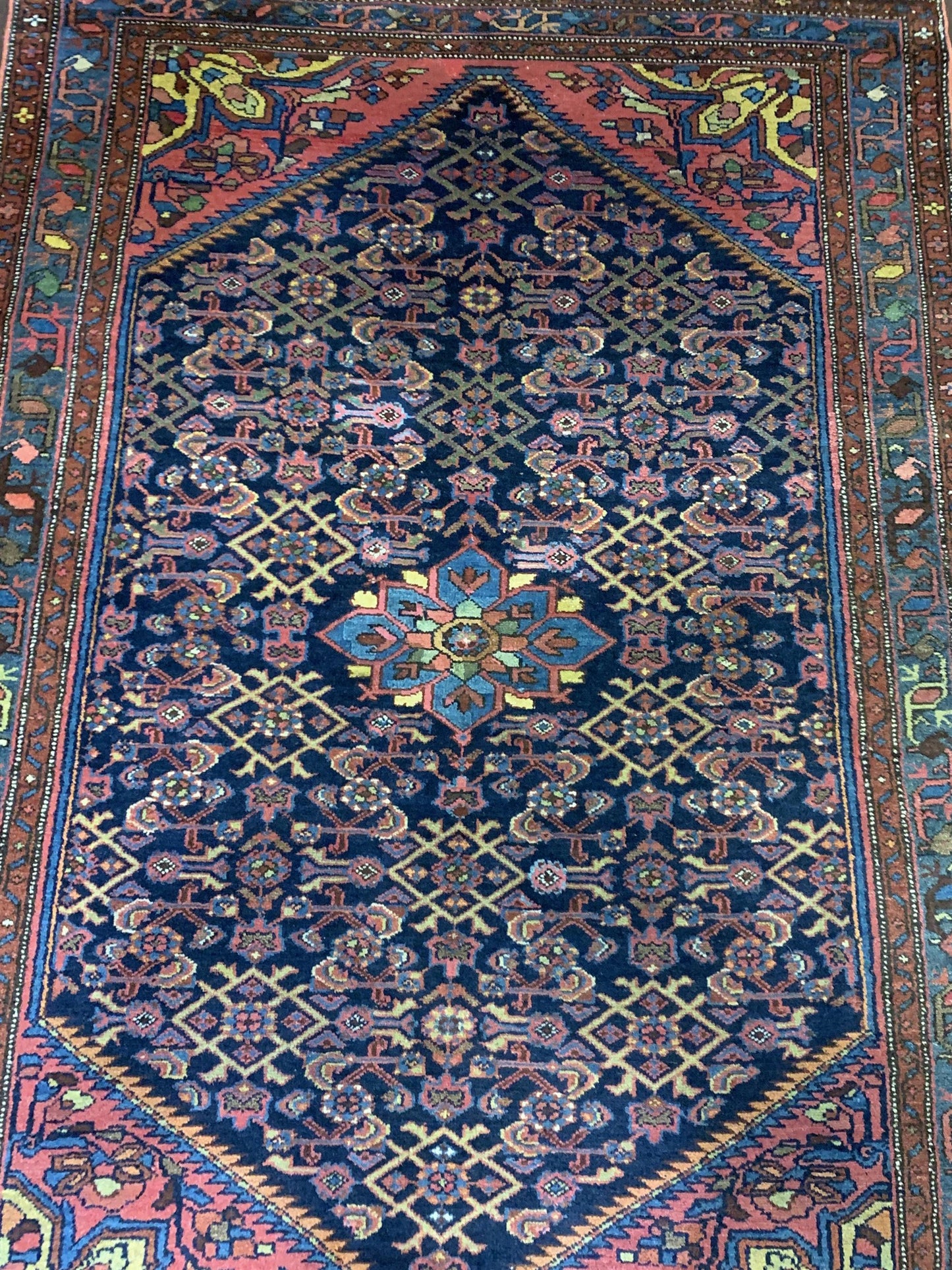 AORug#4070 size. 4' 06" x 6' 04"