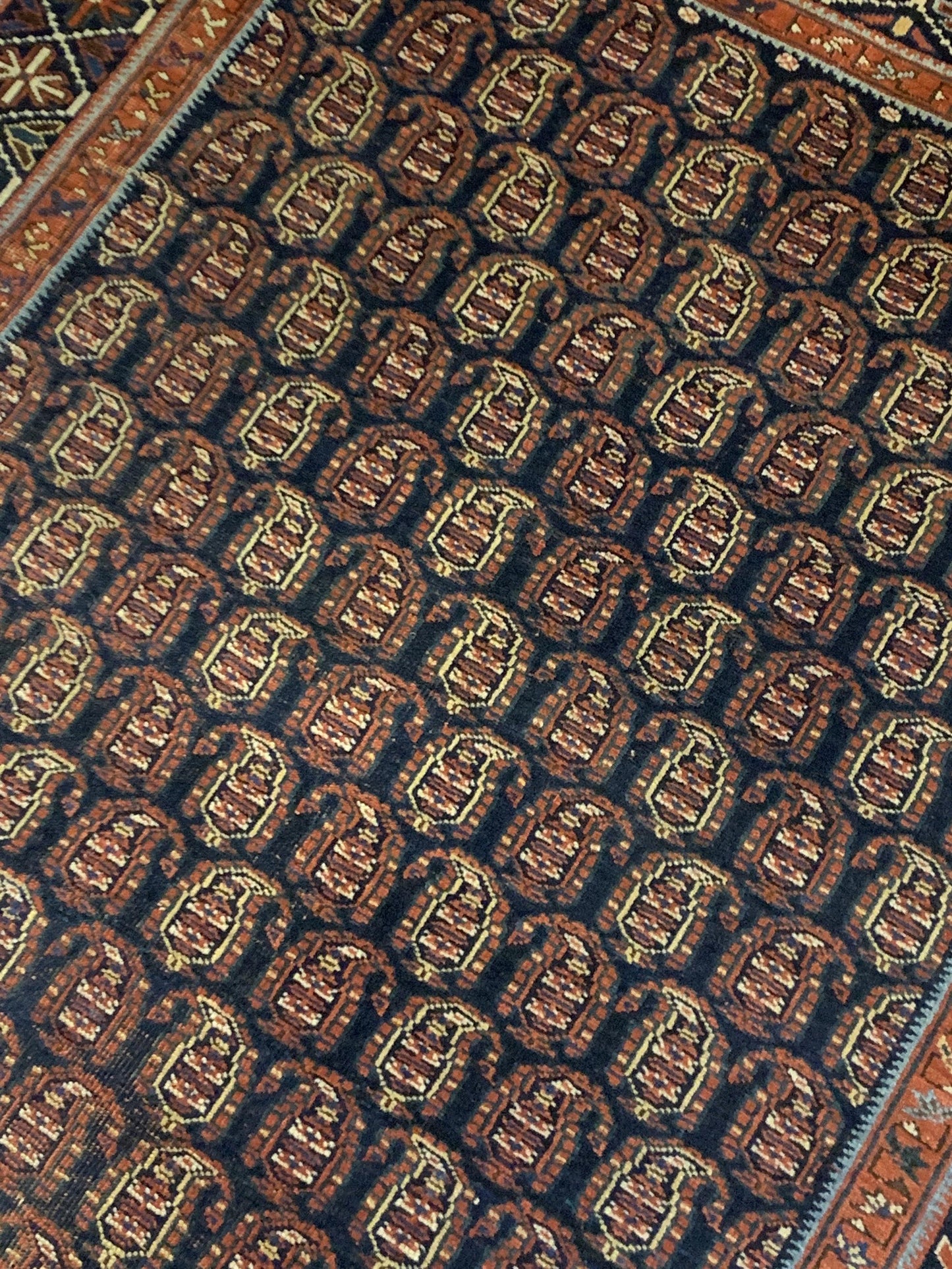 AORug#3953 size. 4' 03" x 5' 07"
