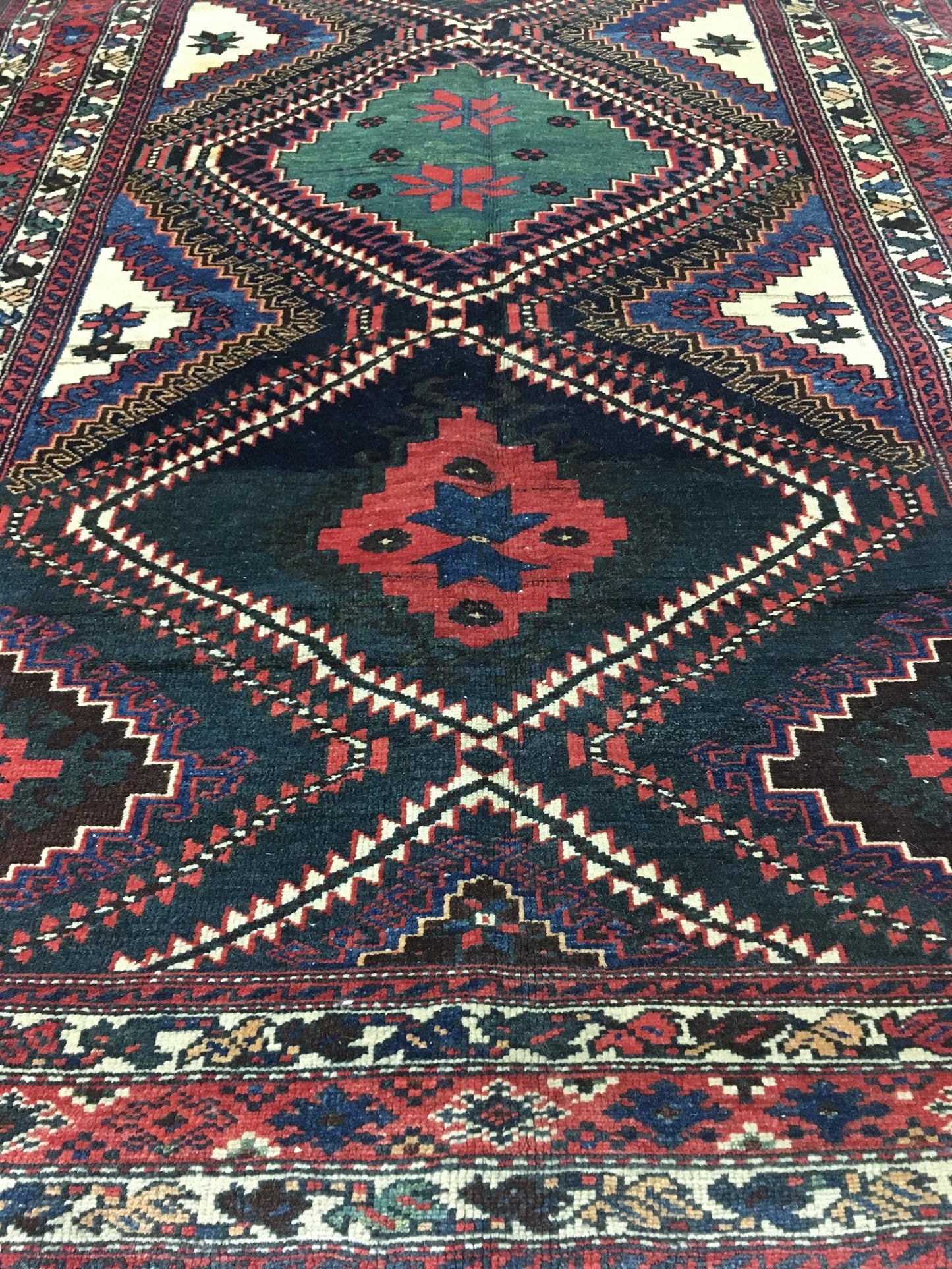 AORug#8732 size. 4' 06" x 7' 00"