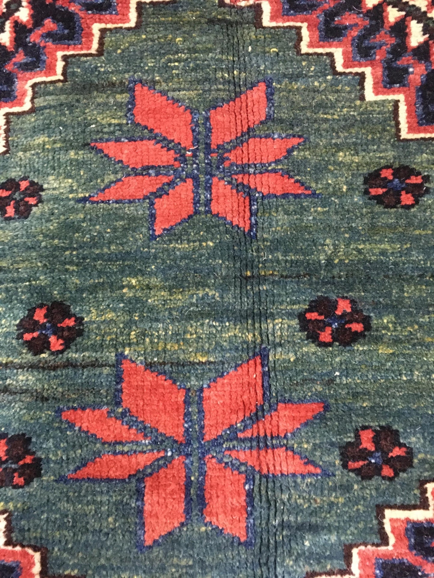 AORug#8732 size. 4' 06" x 7' 00"