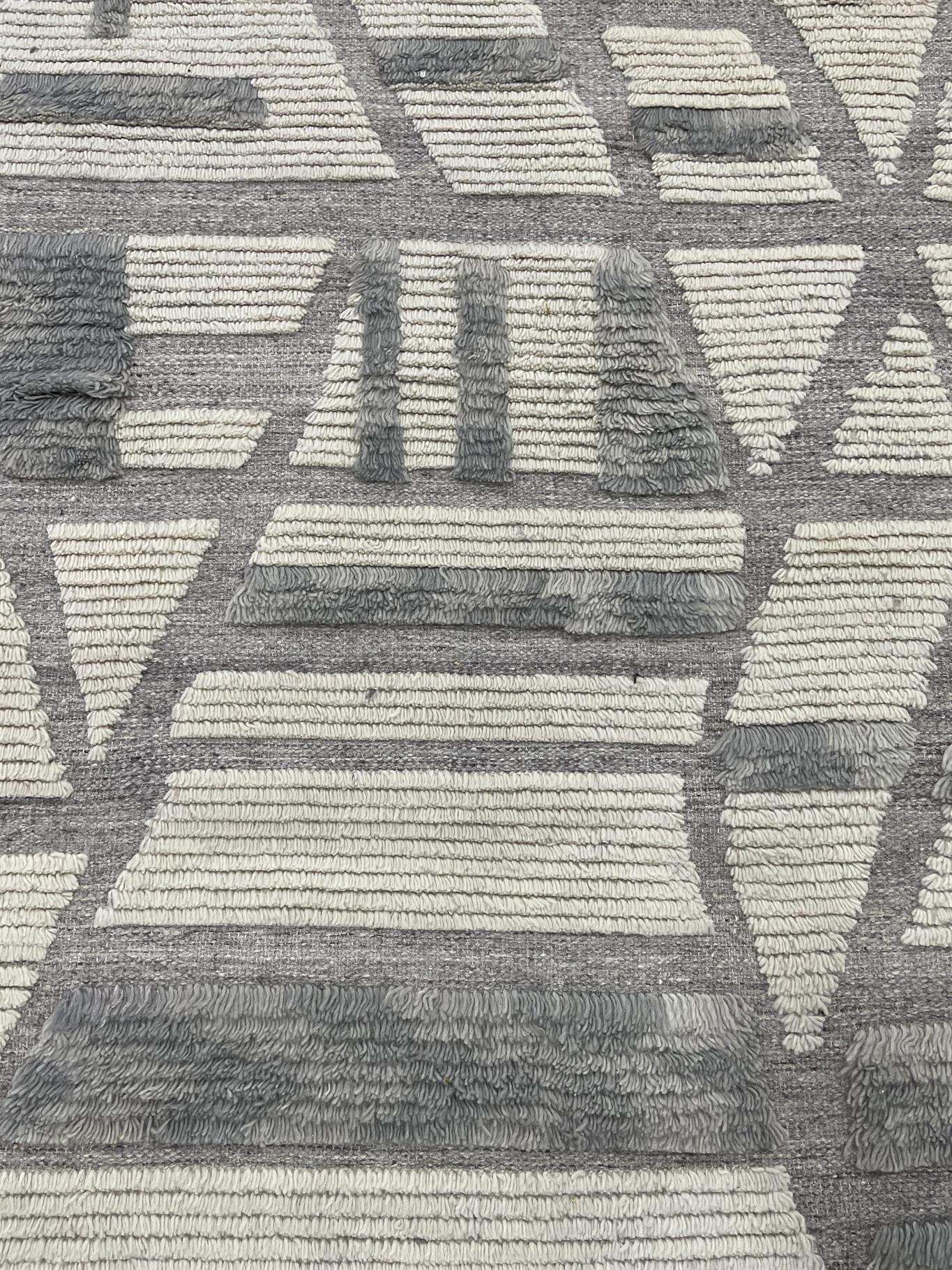 AORug#13781 size. 9'0" X 12'0"