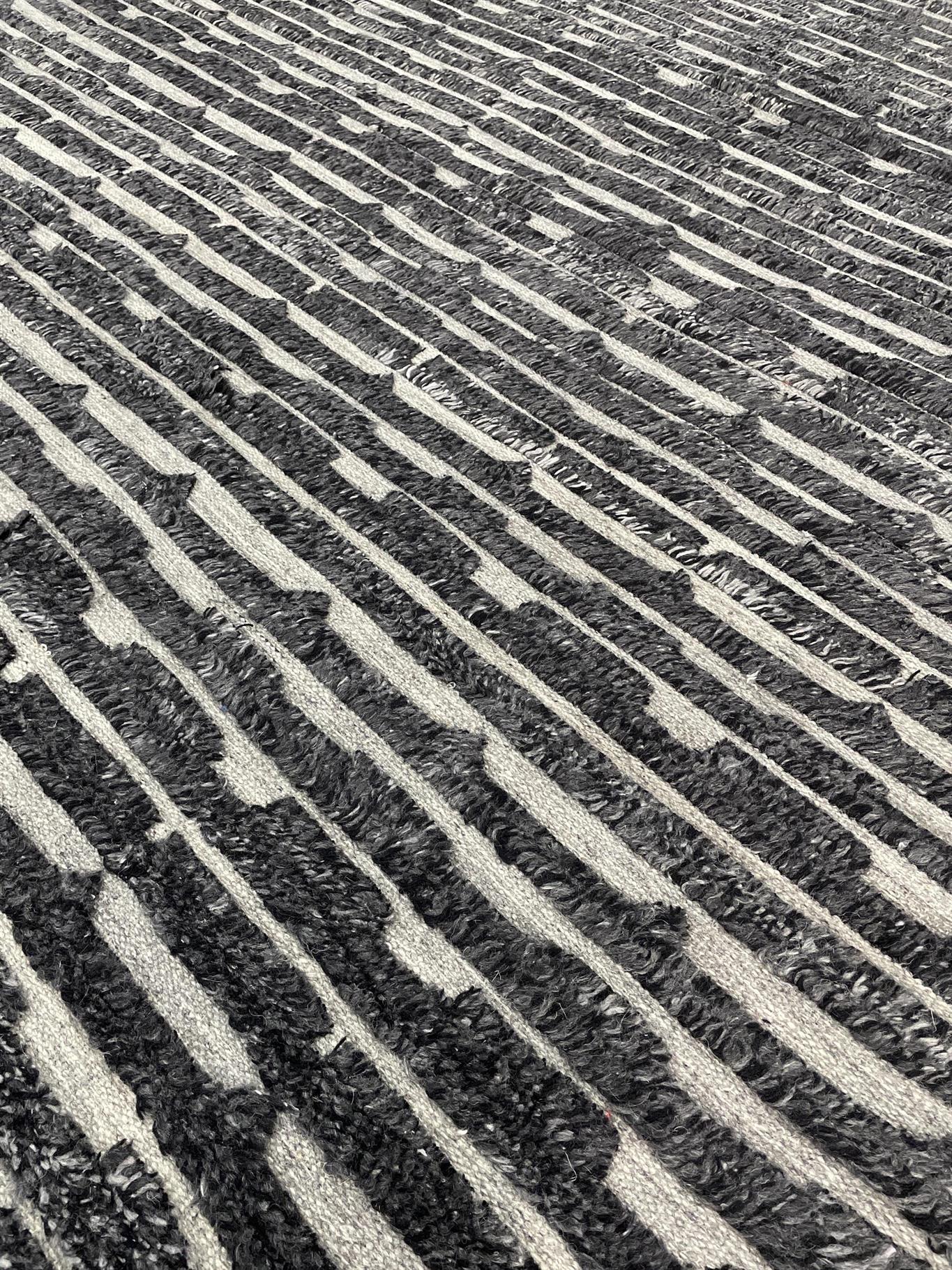 AORug#15477 size. 9' 0" x 12' 0"