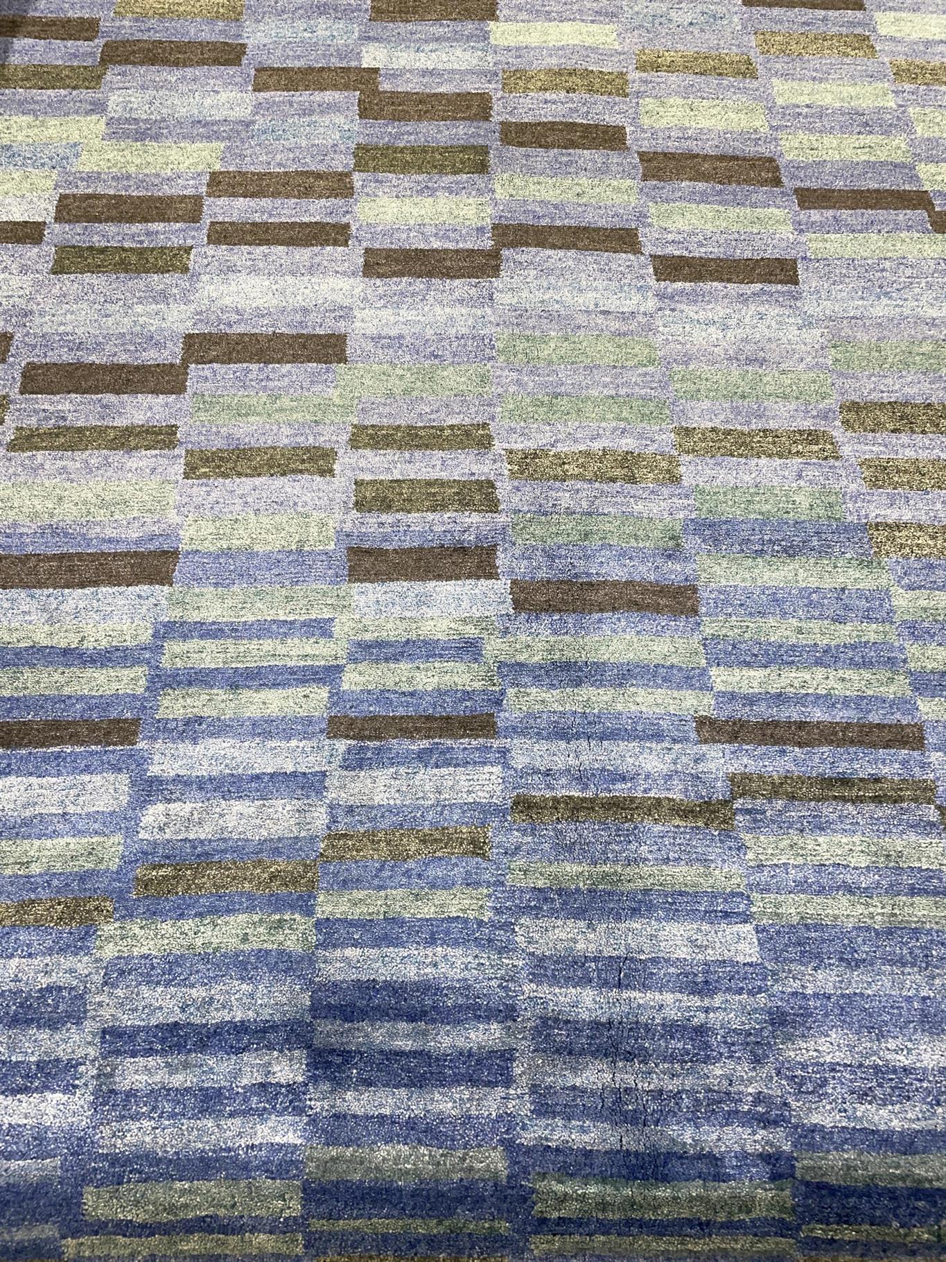 AORug#7716 size. 6' 00" x 9' 02"