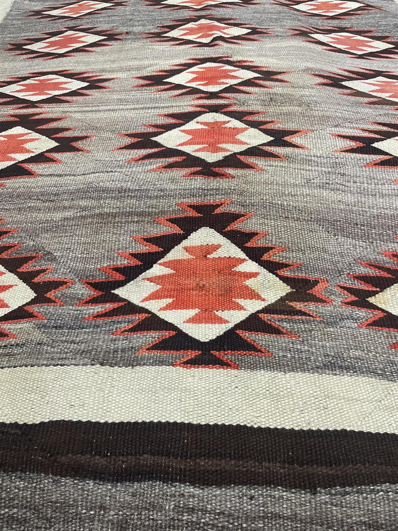 AORug#9782 size. 5' 06" x 7' 09"