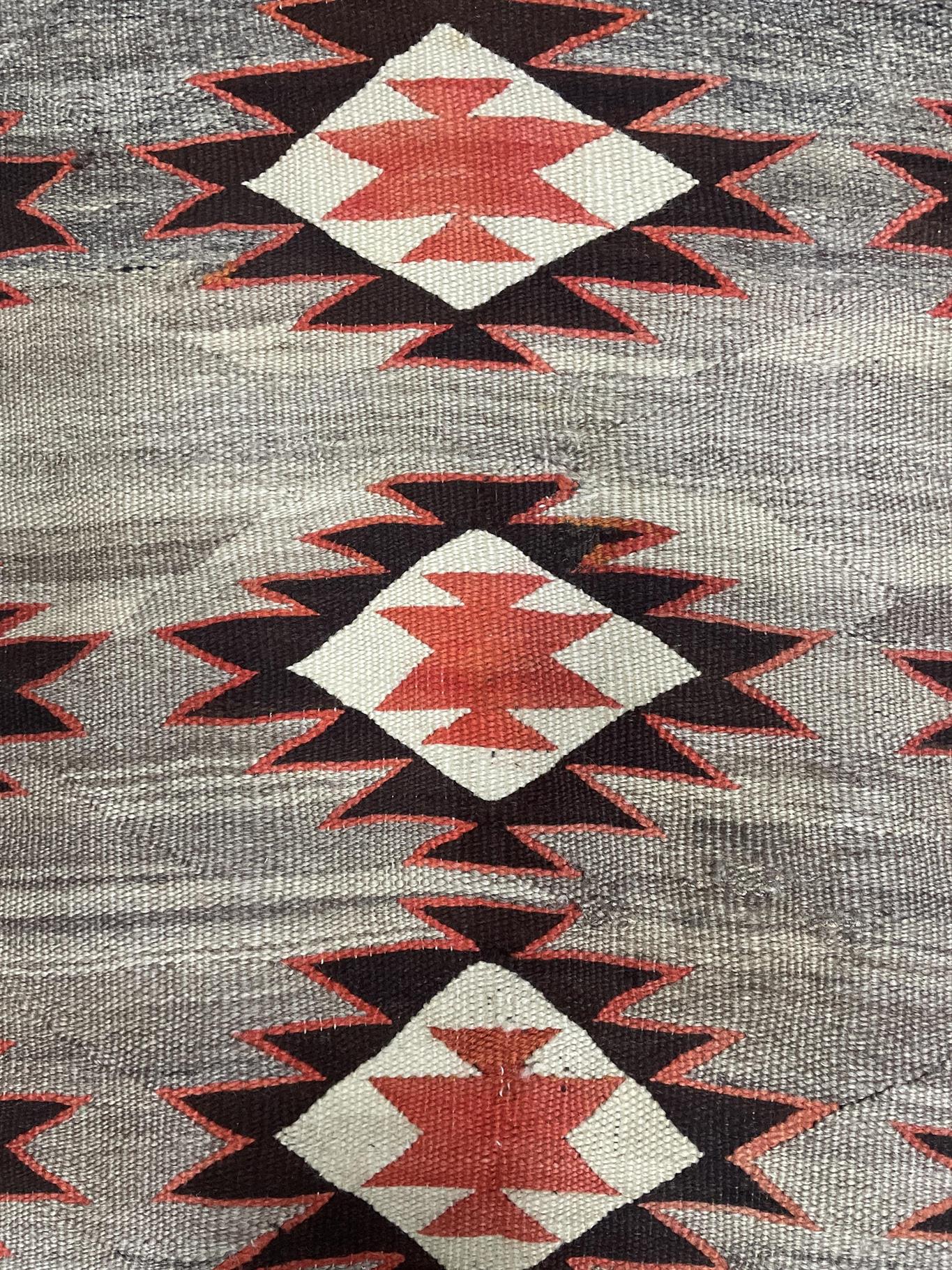 AORug#9782 size. 5' 06" x 7' 09"