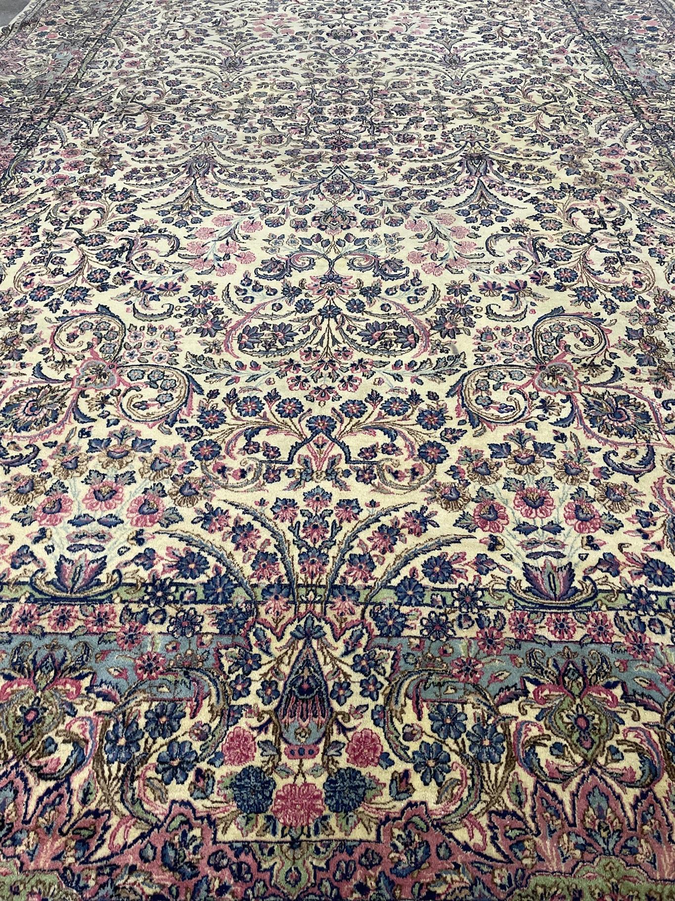 AORug#14762 size. 10' 08" x 17' 01"