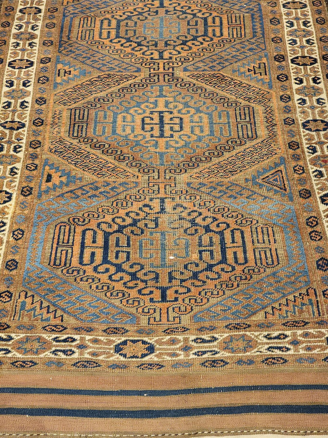 AORug#8295 size. 3' 00" x 6' 00"