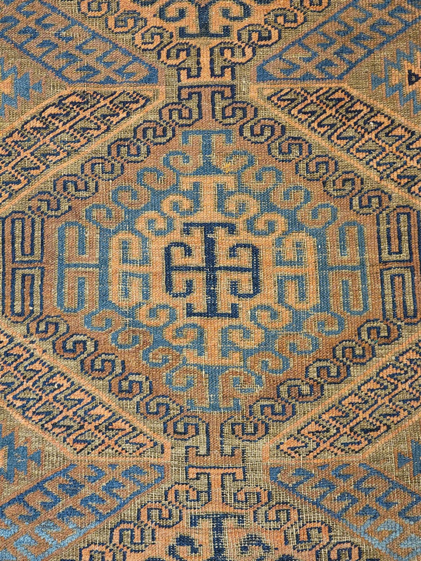 AORug#8295 size. 3' 00" x 6' 00"