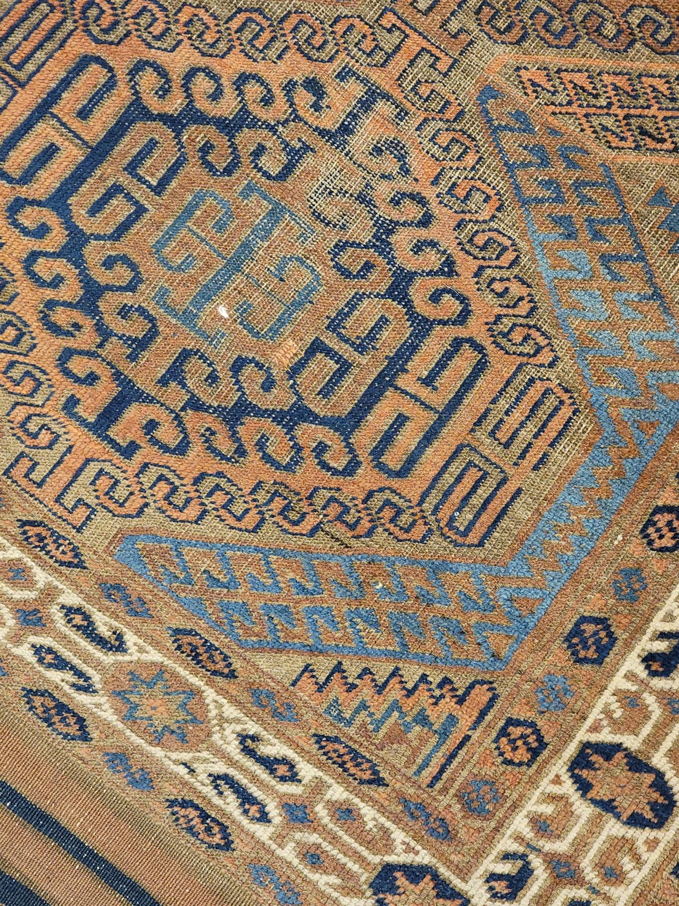 AORug#8295 size. 3' 00" x 6' 00"