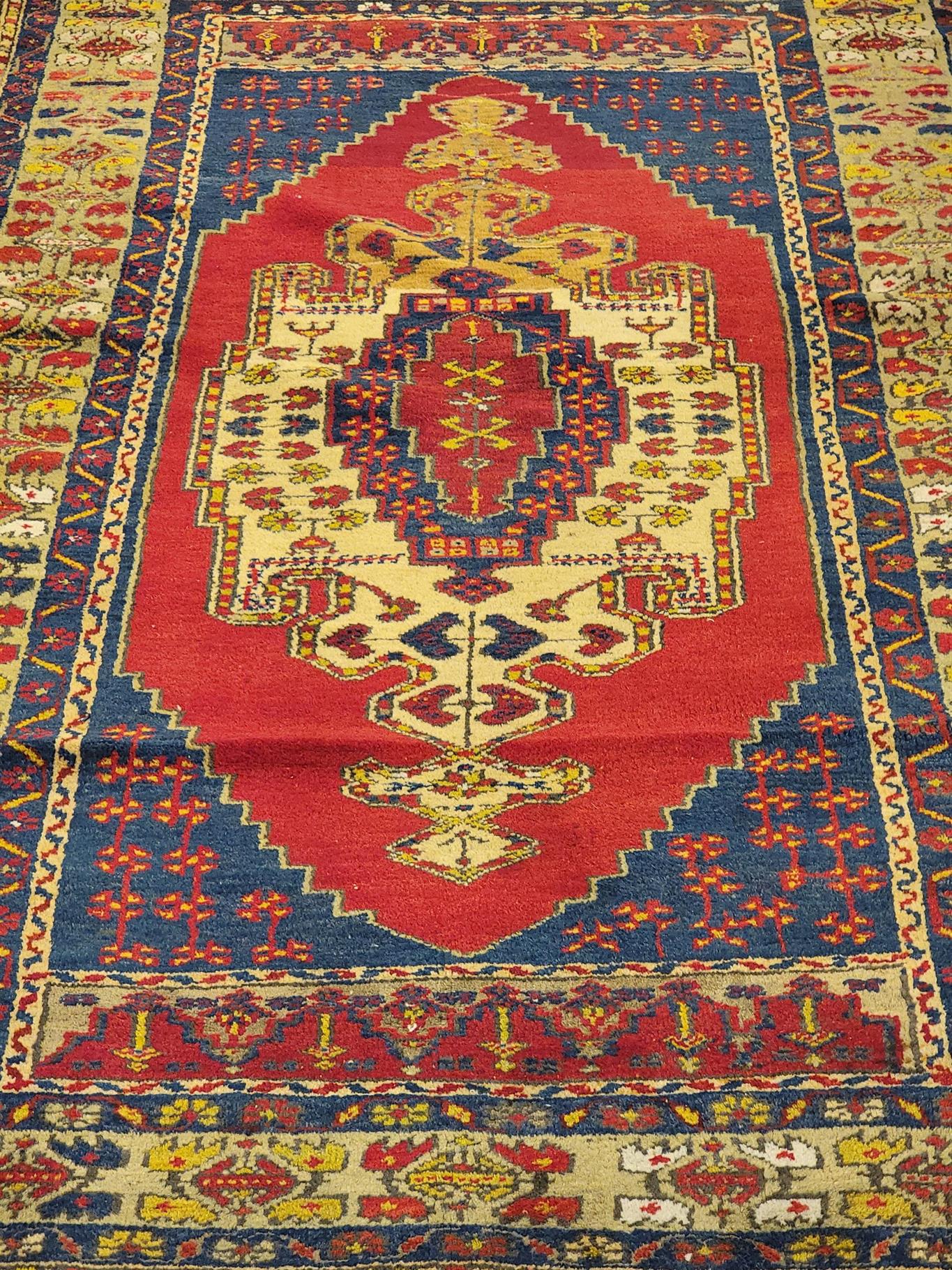 AORug#13243 size. 4' 01" x 6' 07"