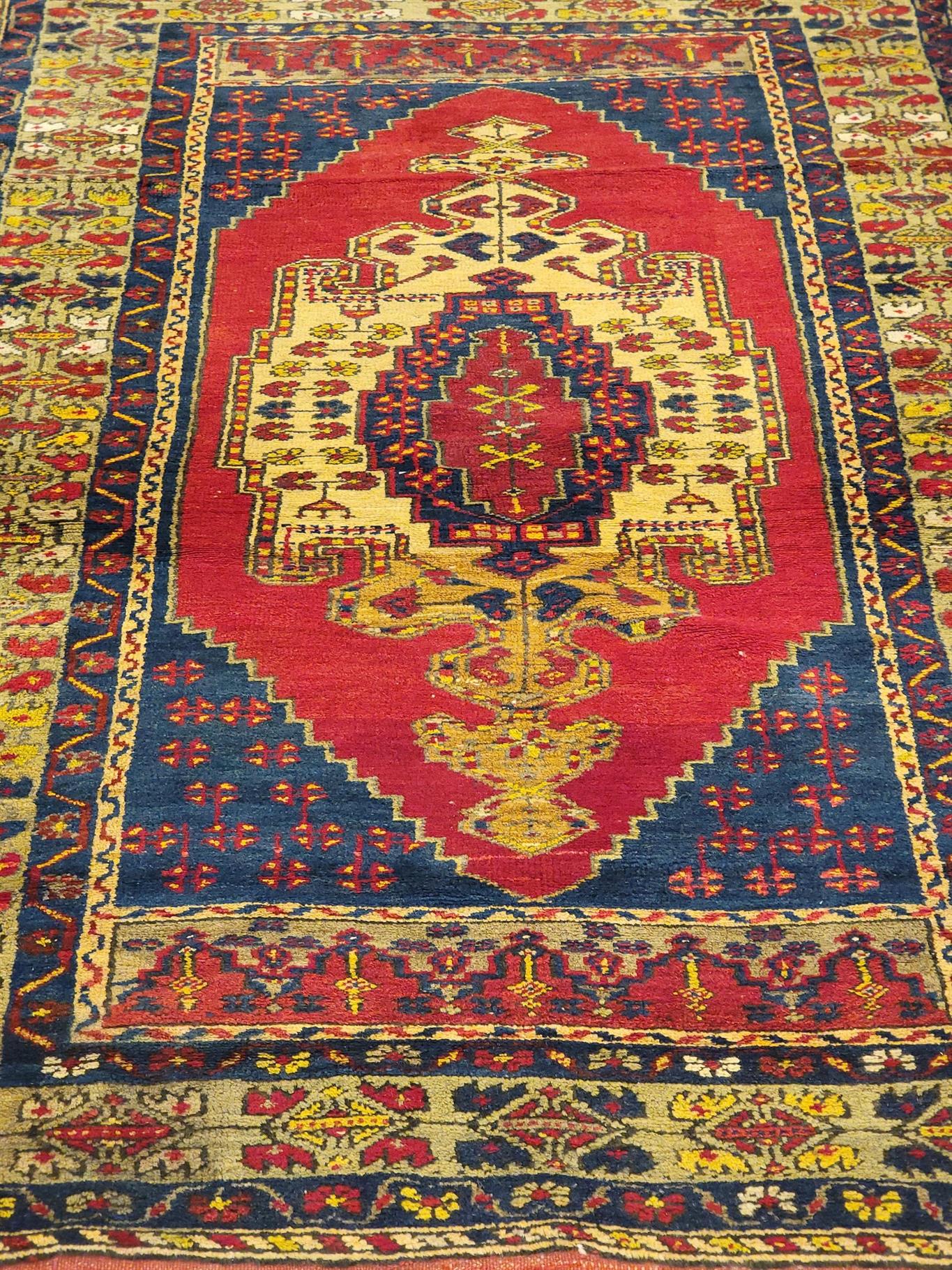 AORug#13243 size. 4' 01" x 6' 07"