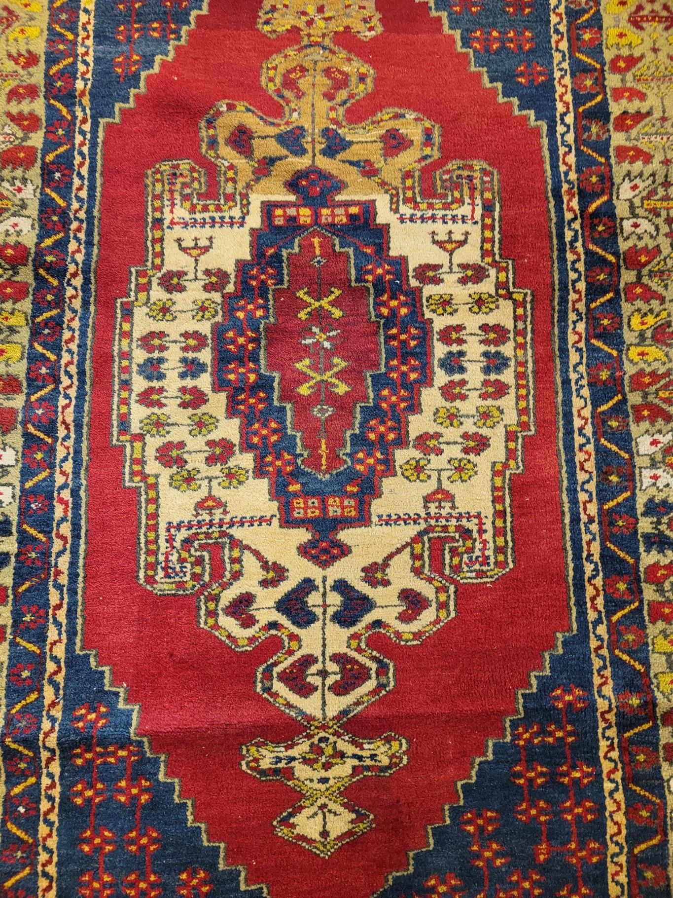 AORug#13243 size. 4' 01" x 6' 07"