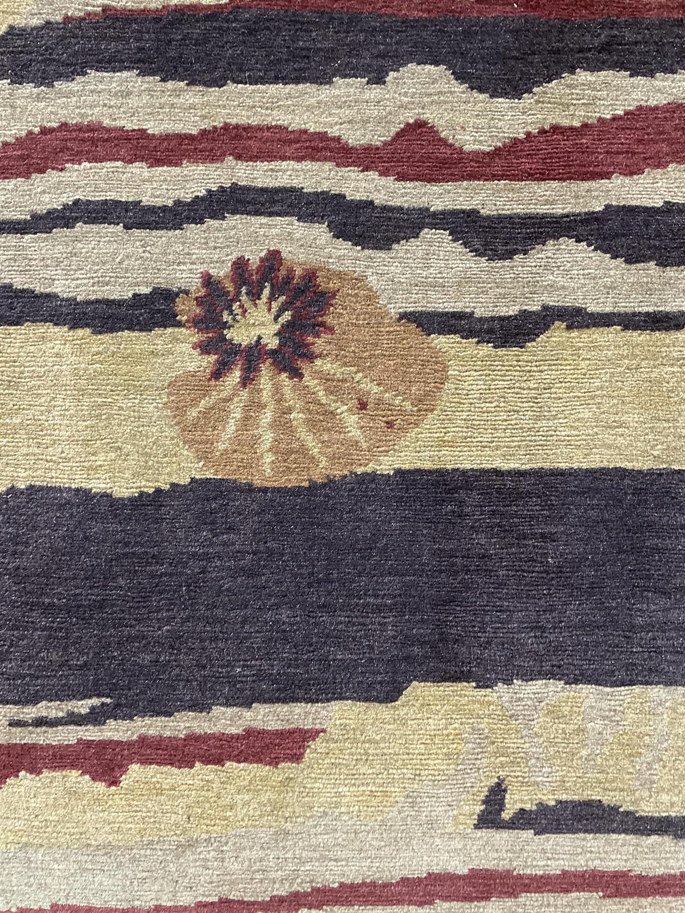 AORug#15405 size. 8' 10" x 8' 10"