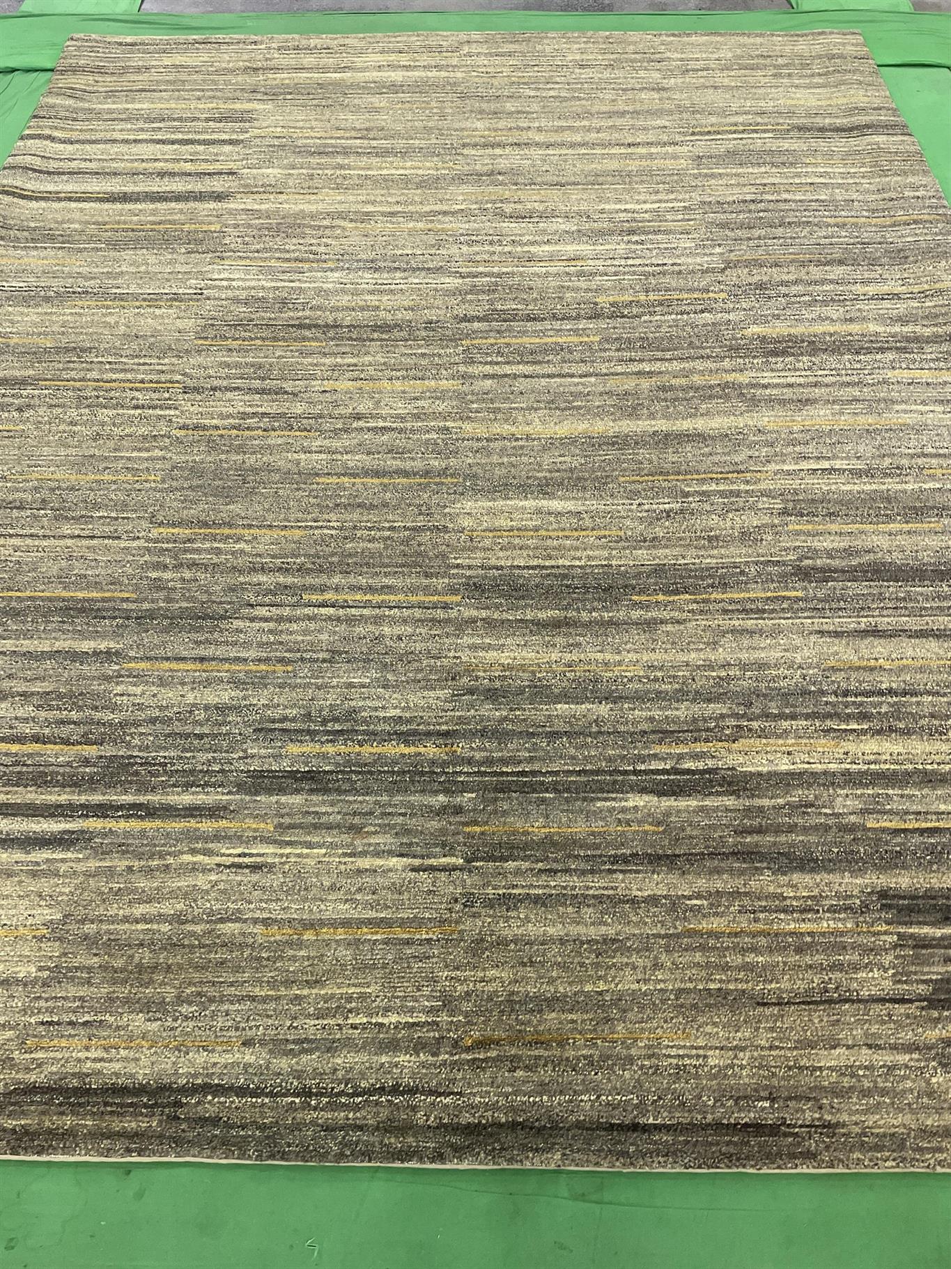 AORug#15519 size. 7' 00" x 8' 11"