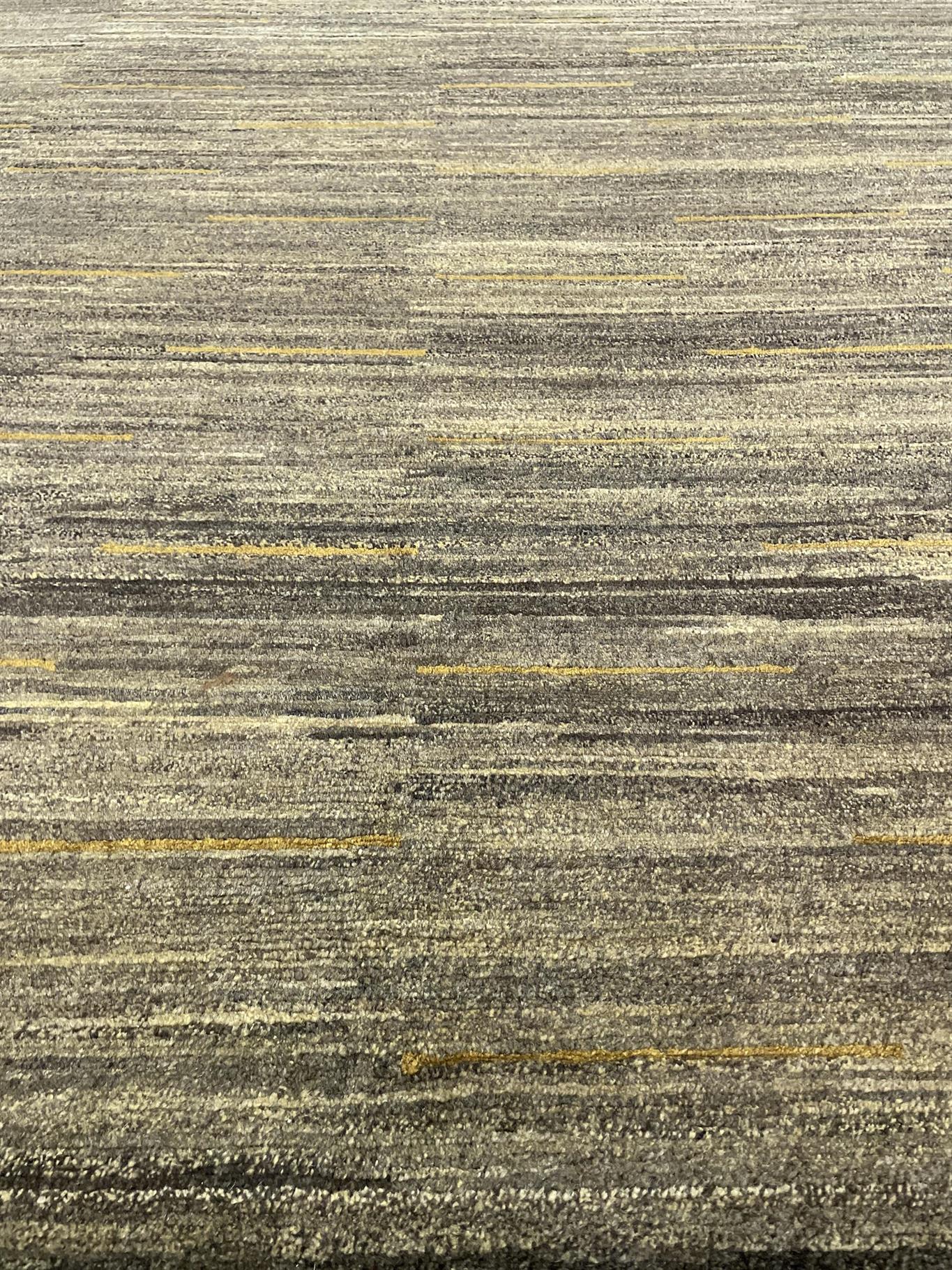 AORug#15519 size. 7' 00" x 8' 11"