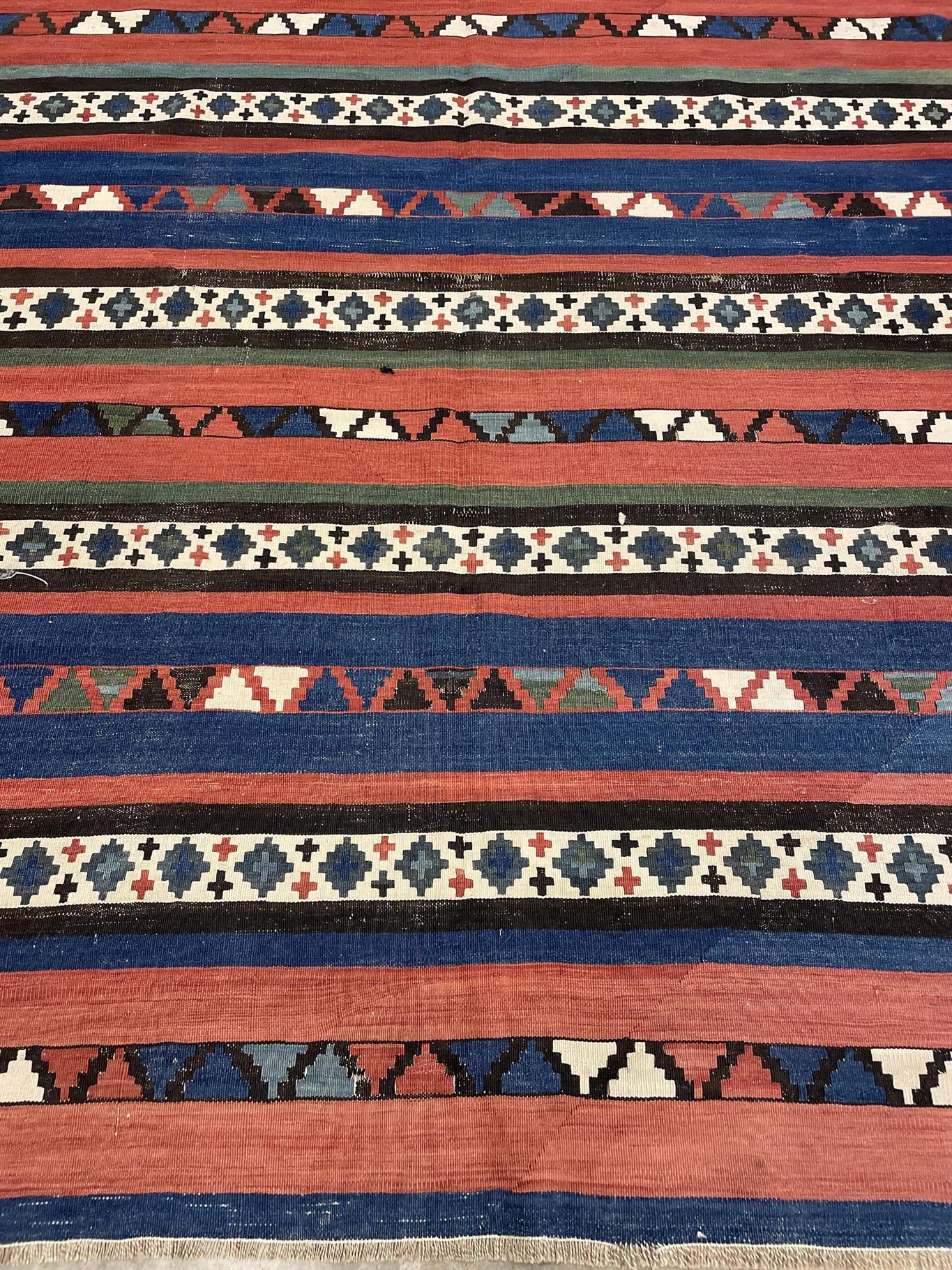 AORug#1910 size. 5' 05" x 8' 04"