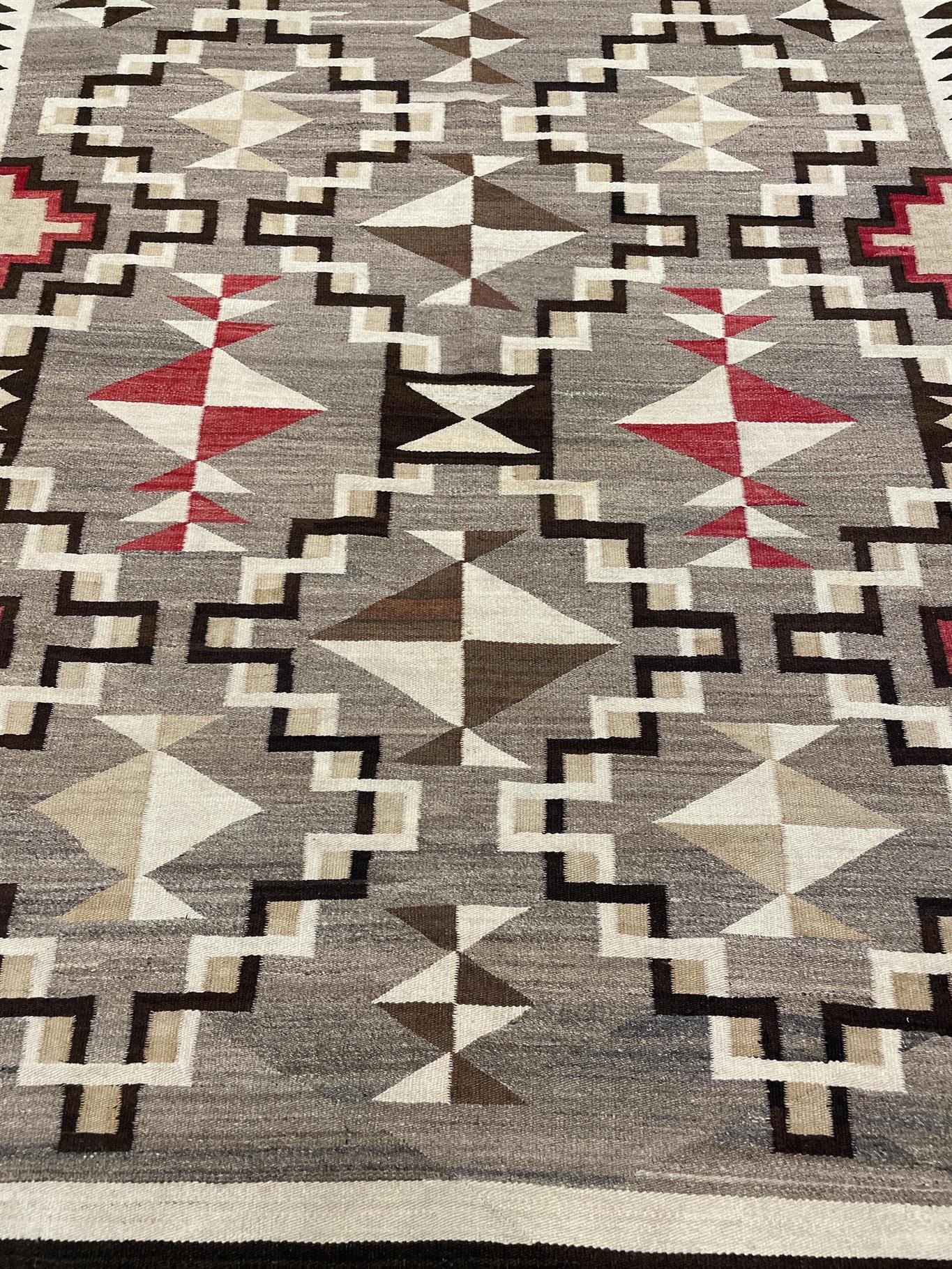 AORug#13118 size. 5' 00" x 6' 00"