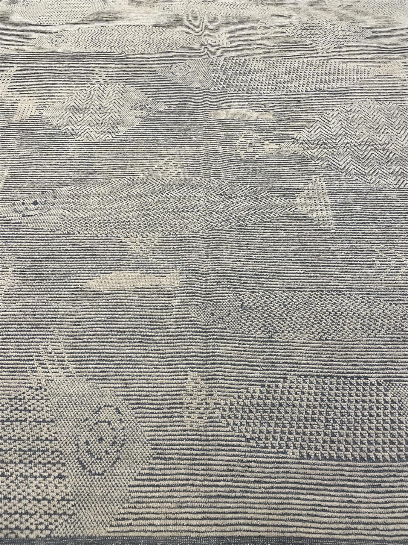 AORug#16269 size. 8'0" X 10'0"