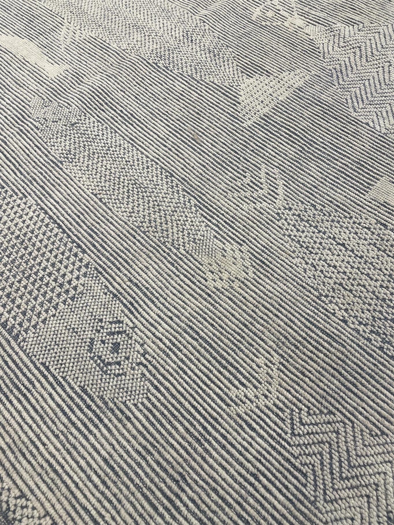 AORug#16269 size. 8'0" X 10'0"