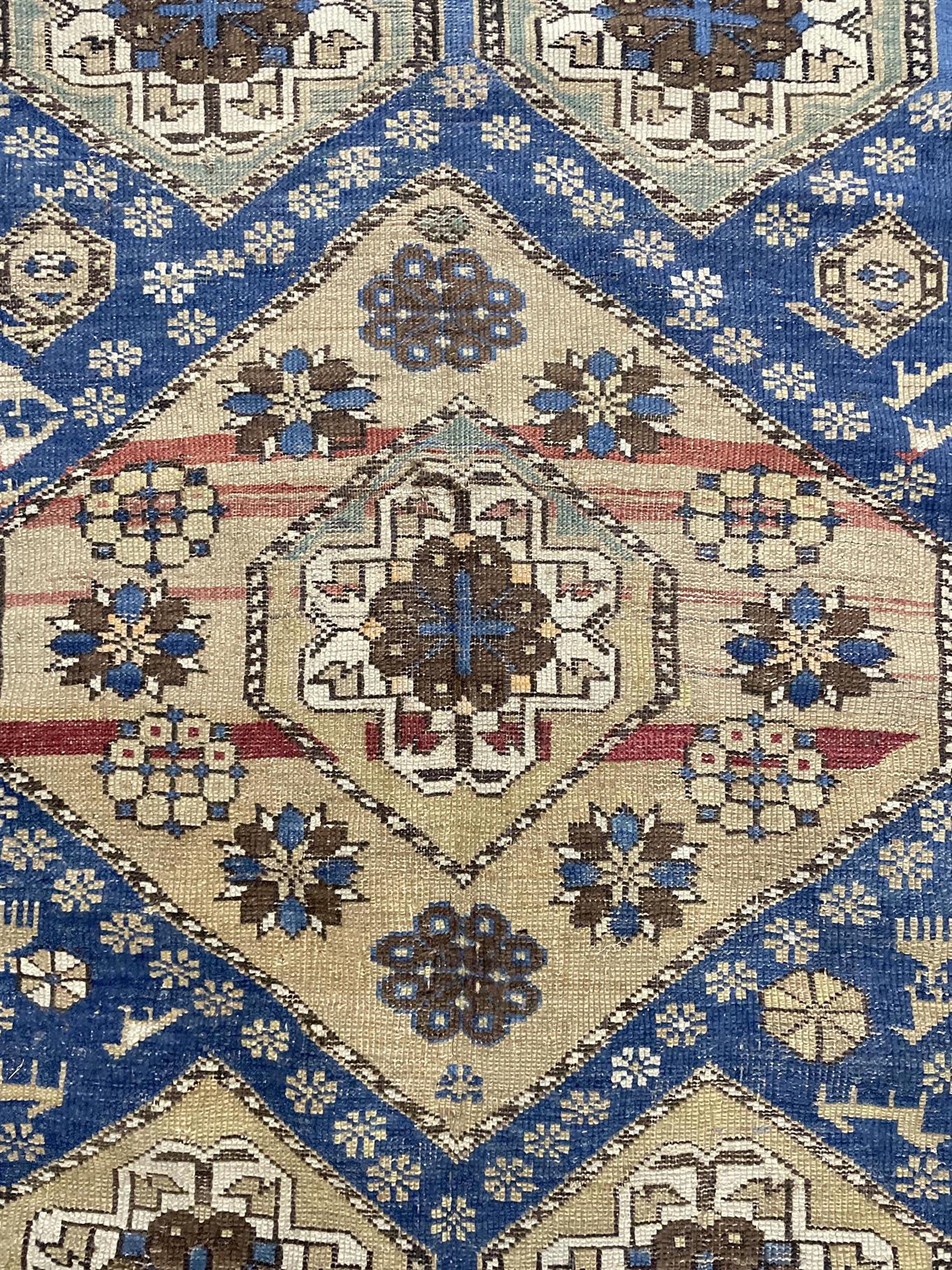 AORug#8219 size. 2' 10" x 3' 10"