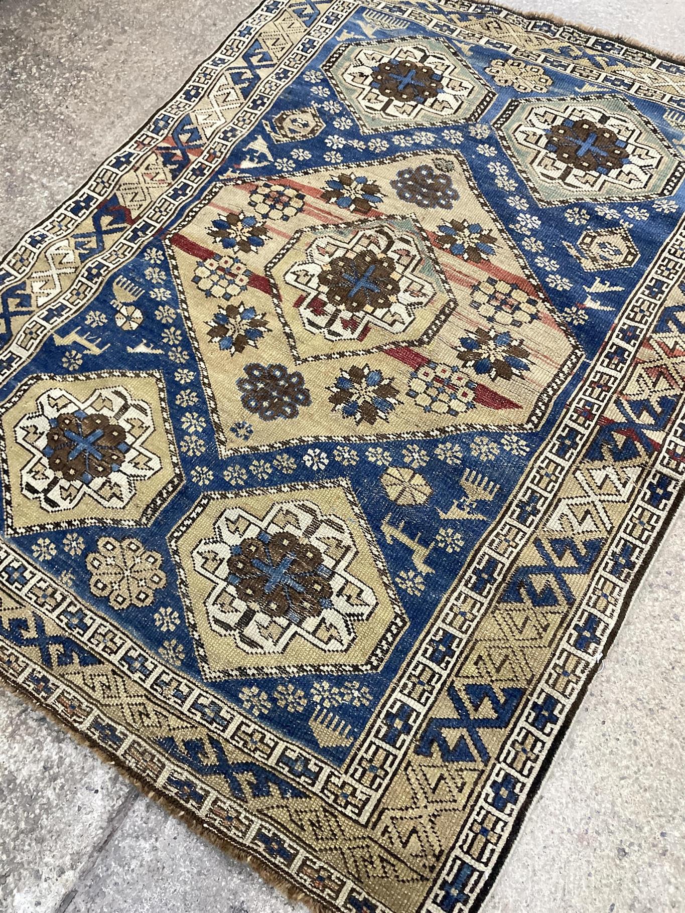 AORug#8219 size. 2' 10" x 3' 10"